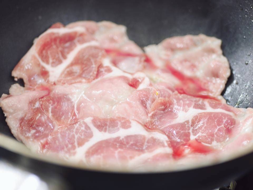 สันคอหมูคั่วพริกเกลือ