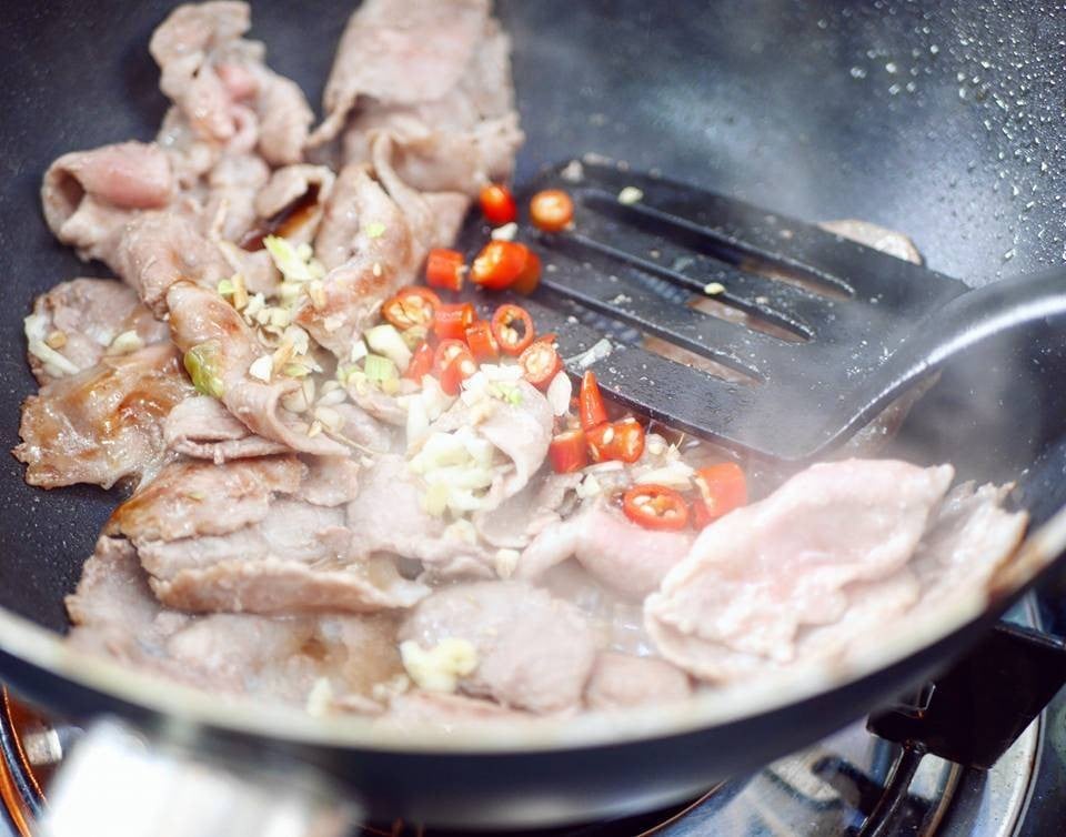 สันคอหมูคั่วพริกเกลือ