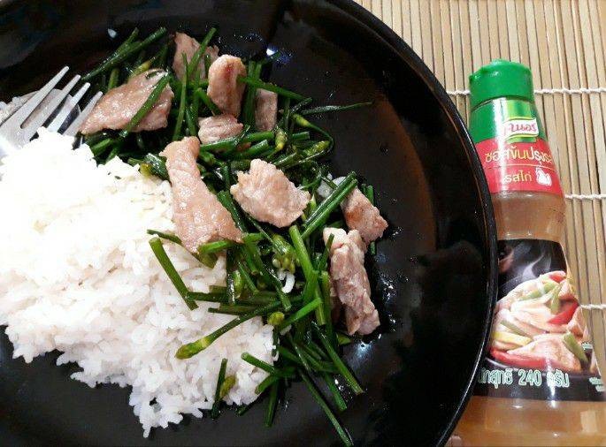 หมูผัดดอกกุ่ยฉ่าย