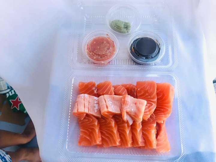 แซลม่อนซาซิมิ-สาหร่ายพวงองุ่น-ไข่หมึกทอด-เค้กฝอยทอง