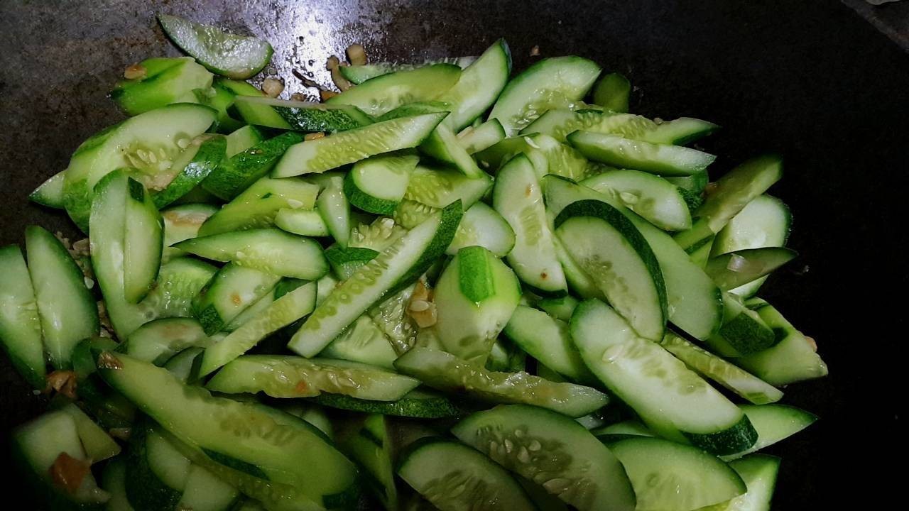 แตงกวาผัดไข่
