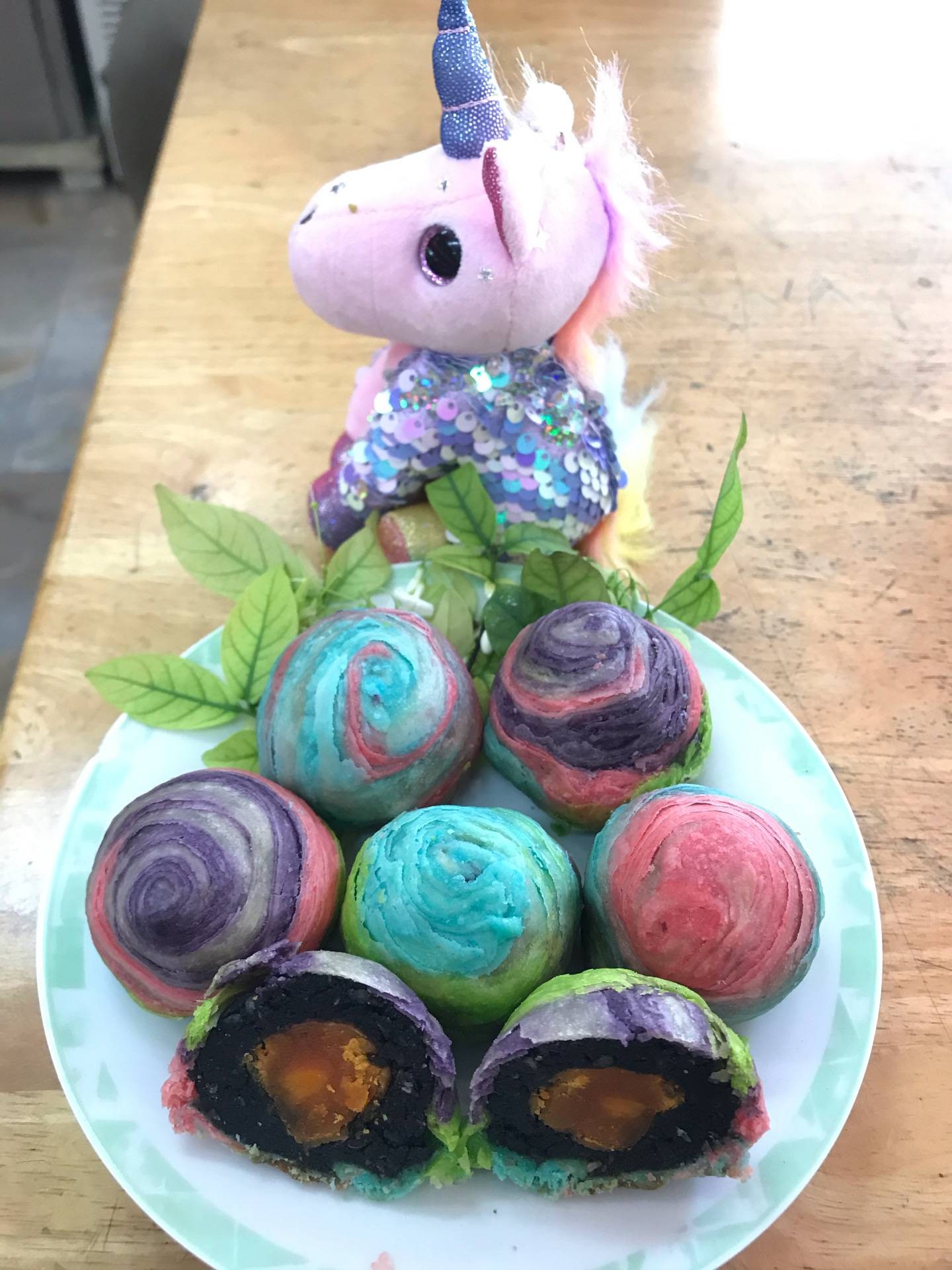 เปี๊ยะสายรุ้งไส้งาดำกะทิสดไข่เค็ม 🦄🌈