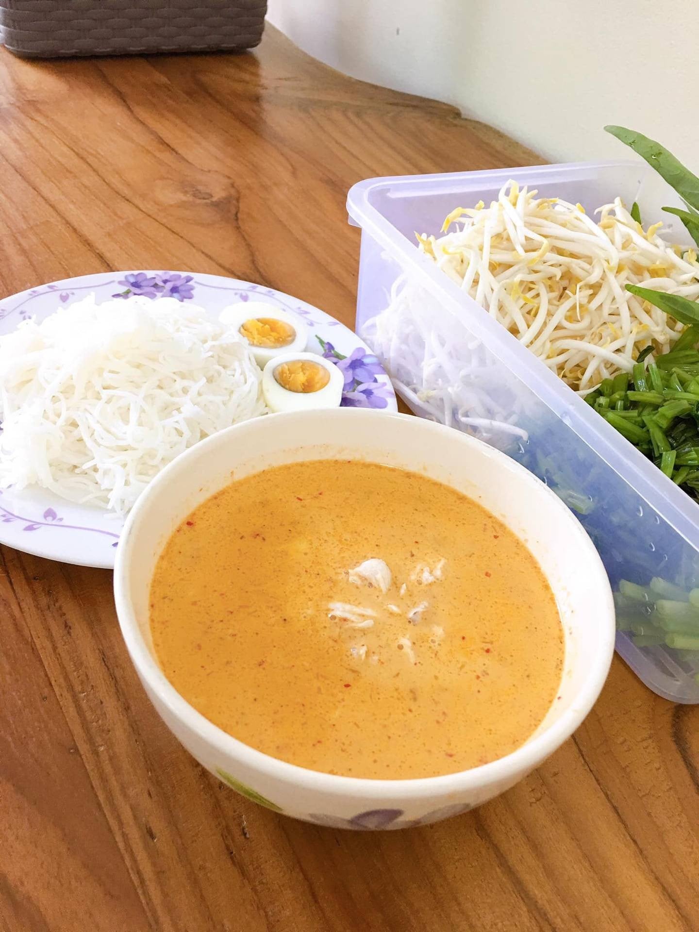 ขนมจีนน้ำยาอกไก่+ปลาทูน่า