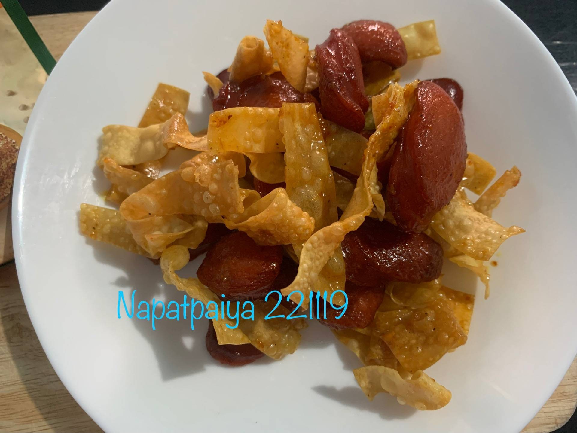 ไส้กรอก+เกี้ยวทอดพริกแกงเผ็ด