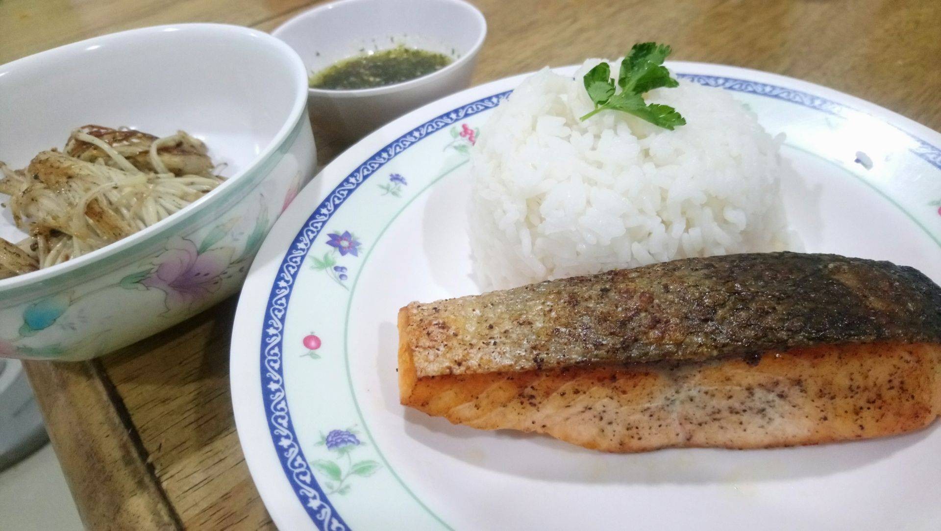 ข้าวแซลมอนย่างน้ำจิ้มซีฟู้ดและเห็ดเข็มทองย่าง