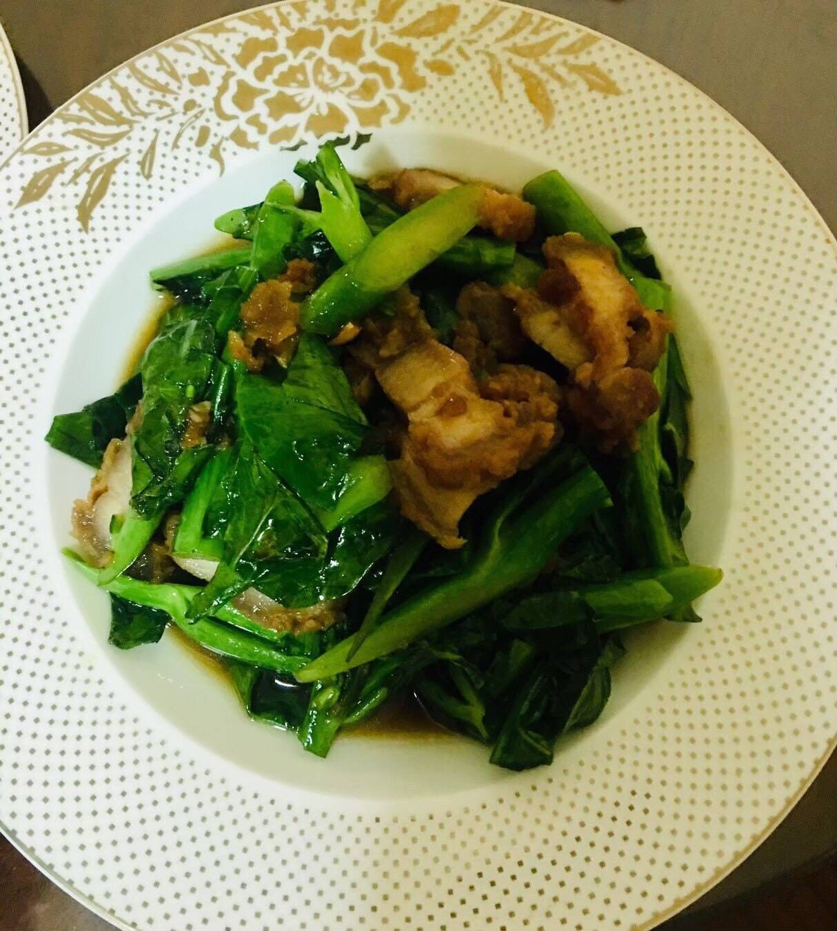 คะน้าหมูกรอบ