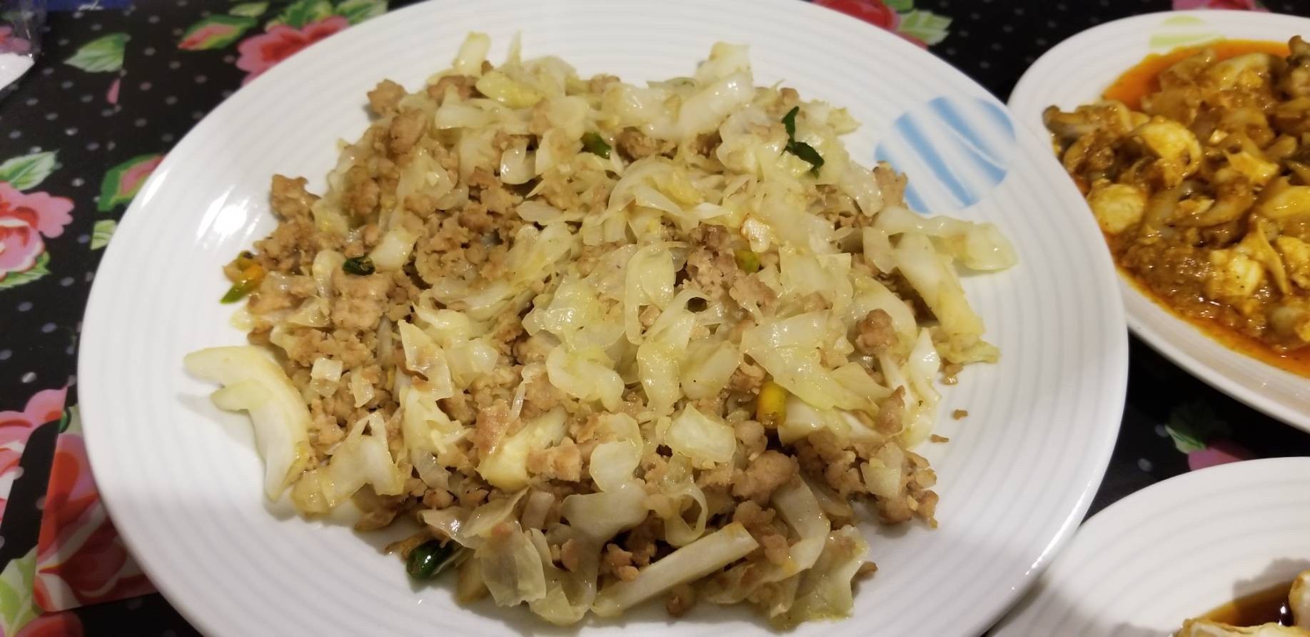 กะหล่ำปลีผัดหมูสับ