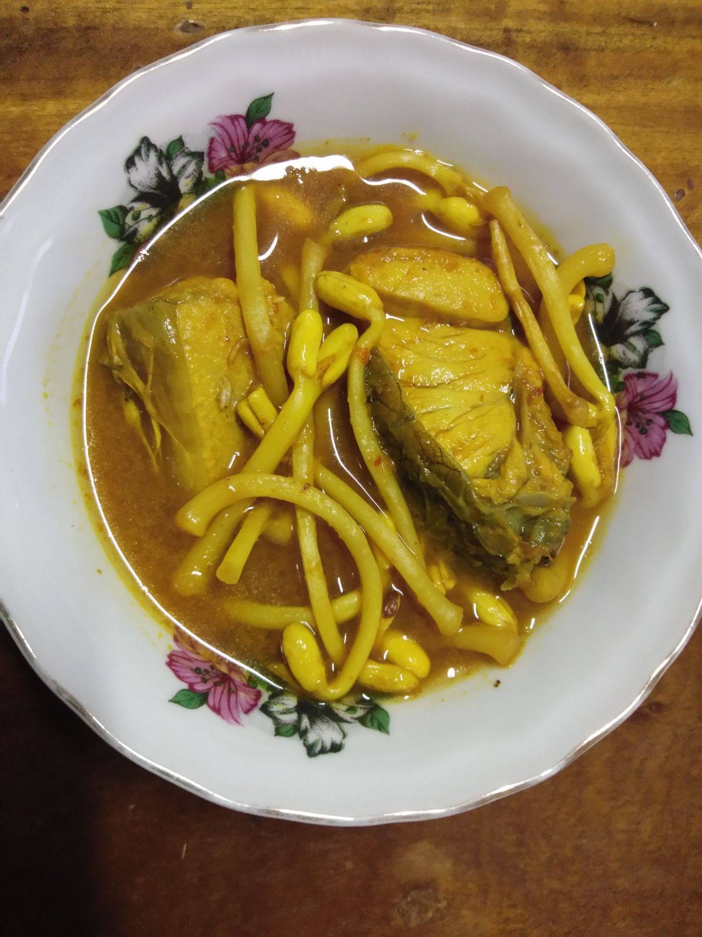 แกงส้มปลากะพงกับถั่วลิสง