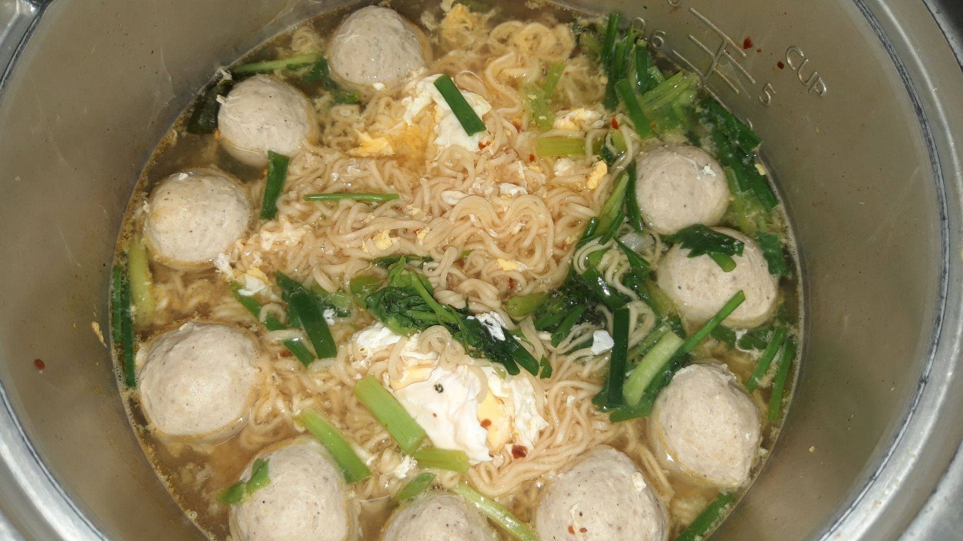 มาม่าต้มยำลูกชิ้นหมู