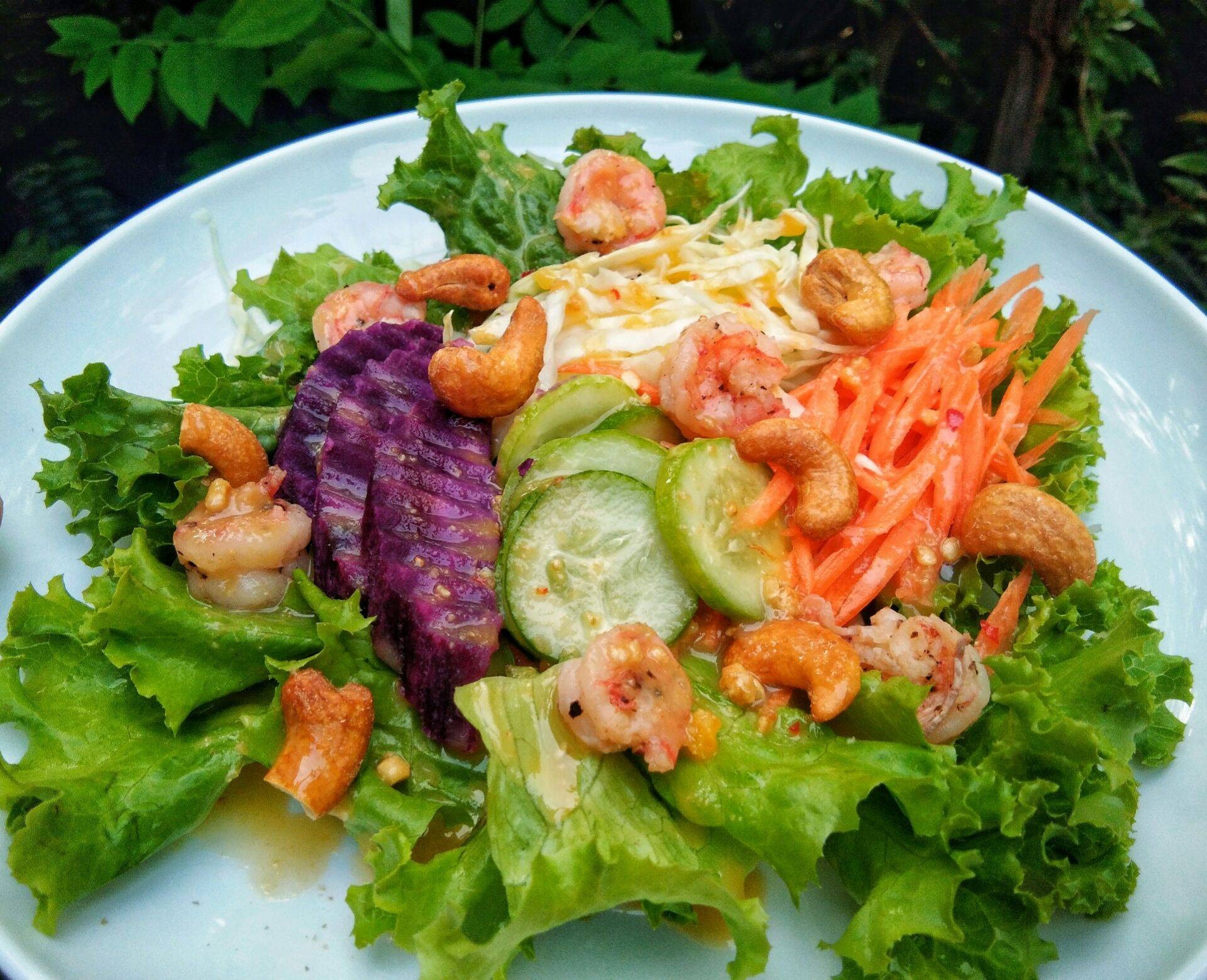 สลัดกุ้งย่างพริกไทยดำ
