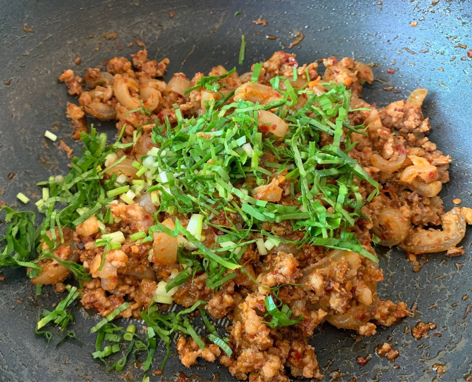 ลาบหนังหมู แบบผัด