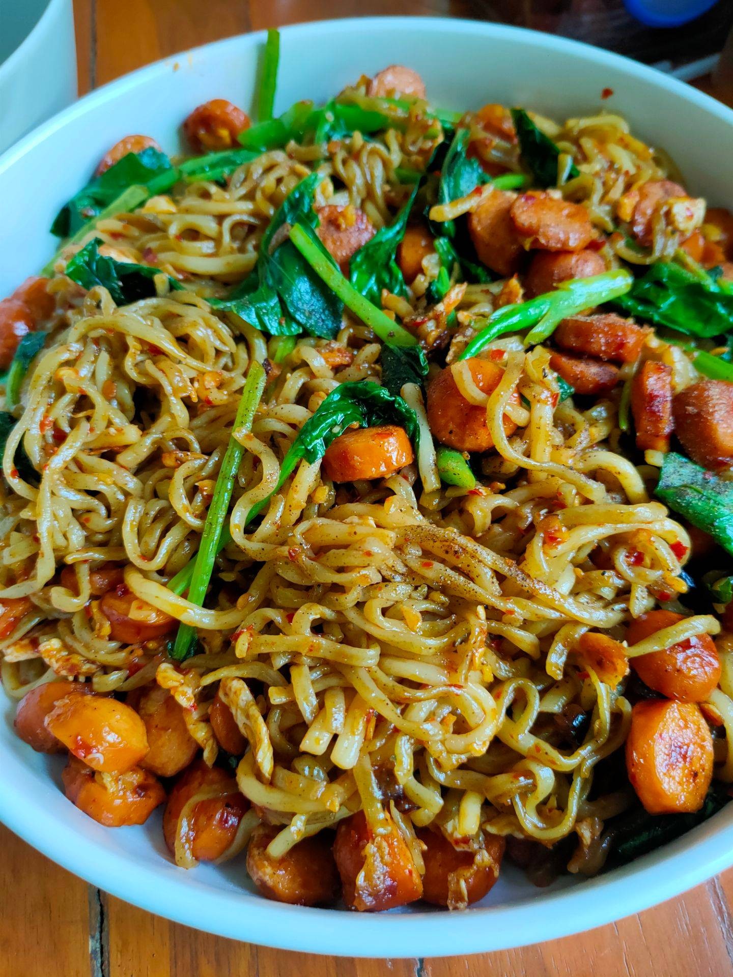 บะหมี่ผักไส้กรอกผัดพริกตาแดง