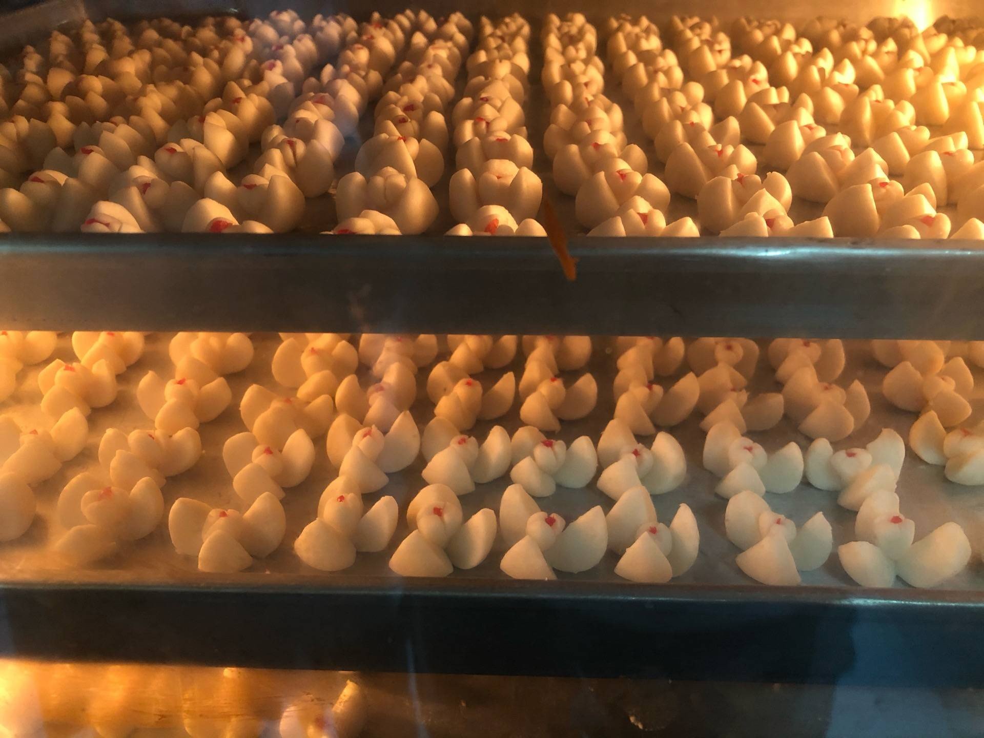 ขนมกลีบลำดวน