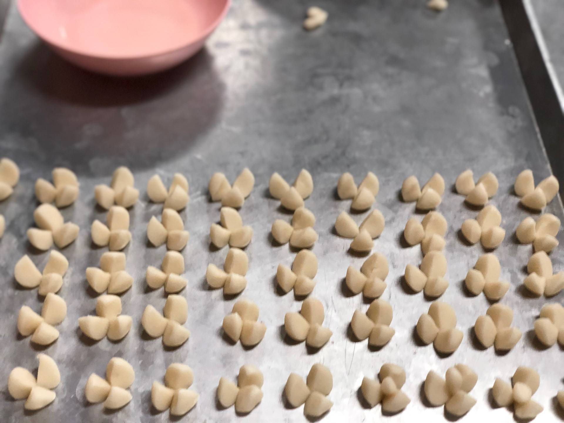 ขนมกลีบลำดวน