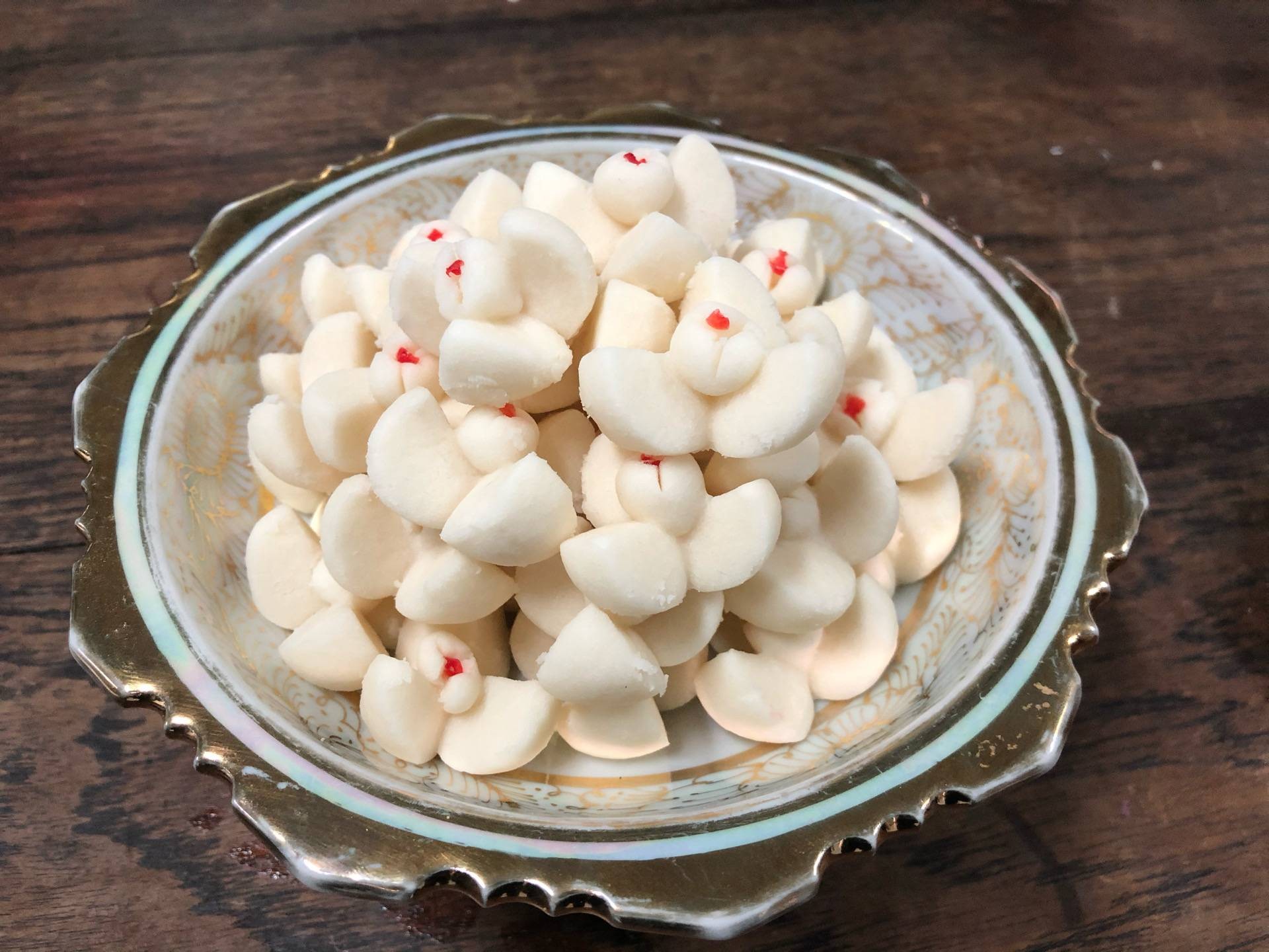 ขนมกลีบลำดวน