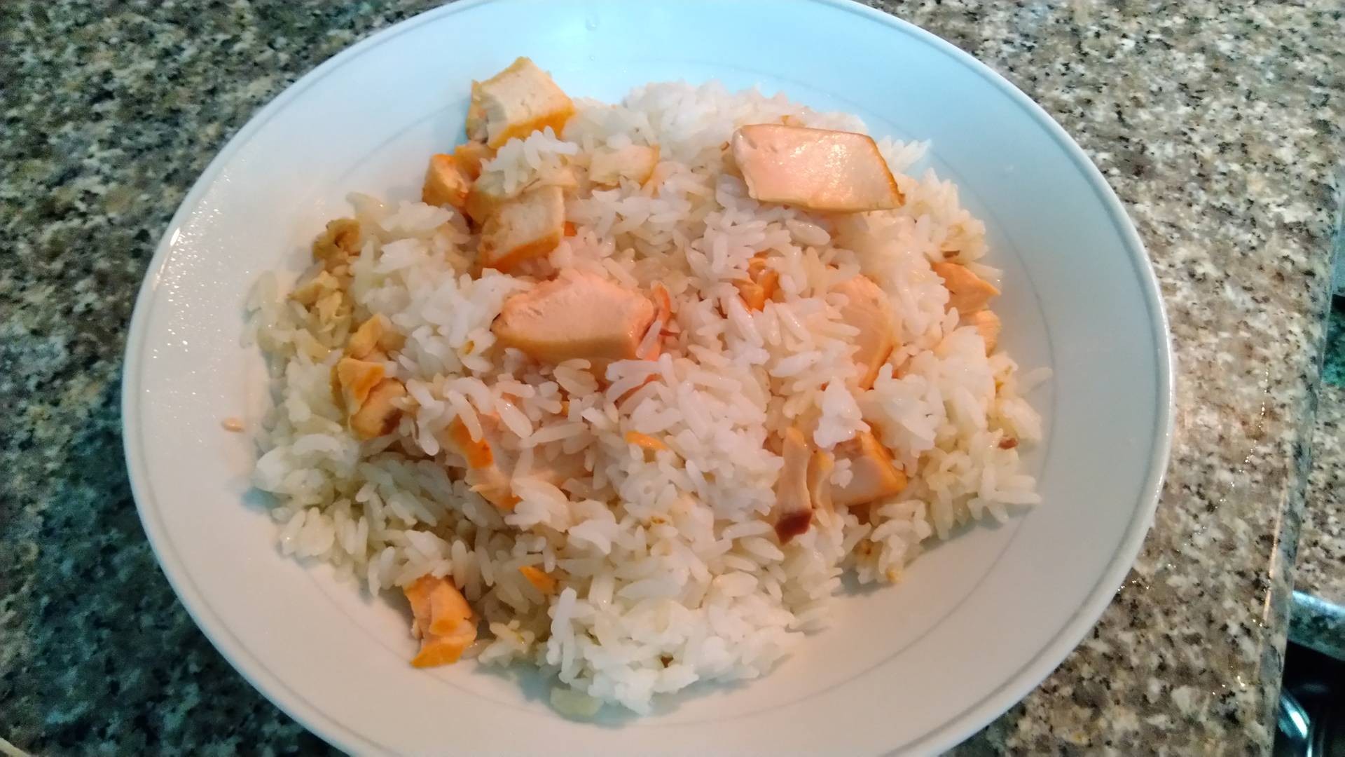 ข้าวผัดปลาแซลมอน