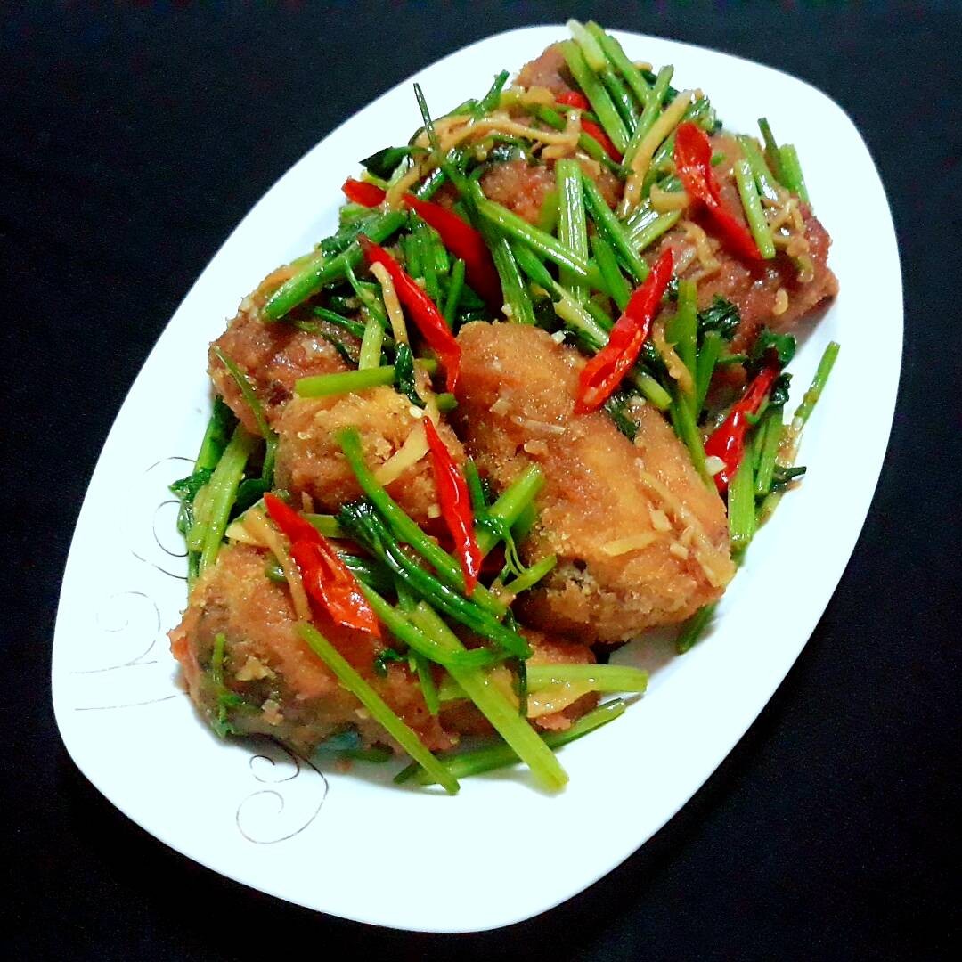 ปลากระป๋องทอดกรอบผัดขึ้นฉ่าย(คื่นช่าย)
