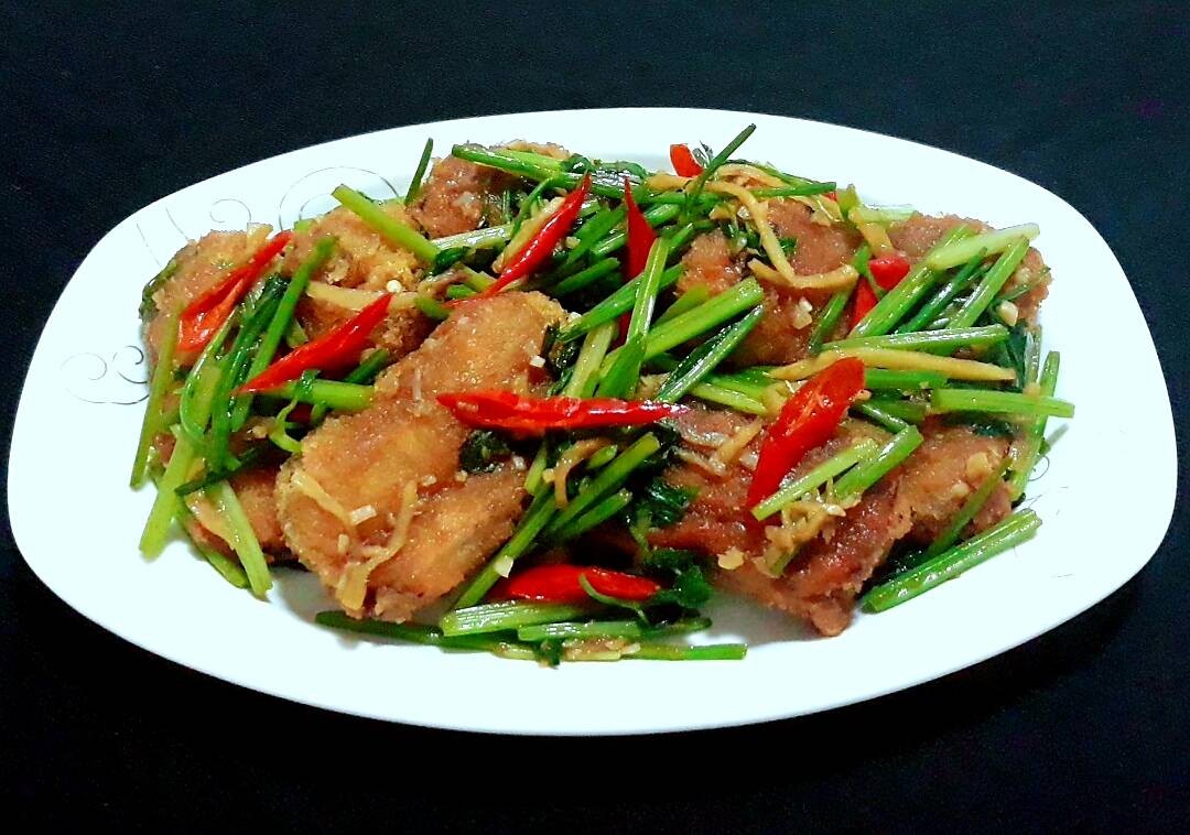 ปลากระป๋องทอดกรอบผัดขึ้นฉ่าย(คื่นช่าย)