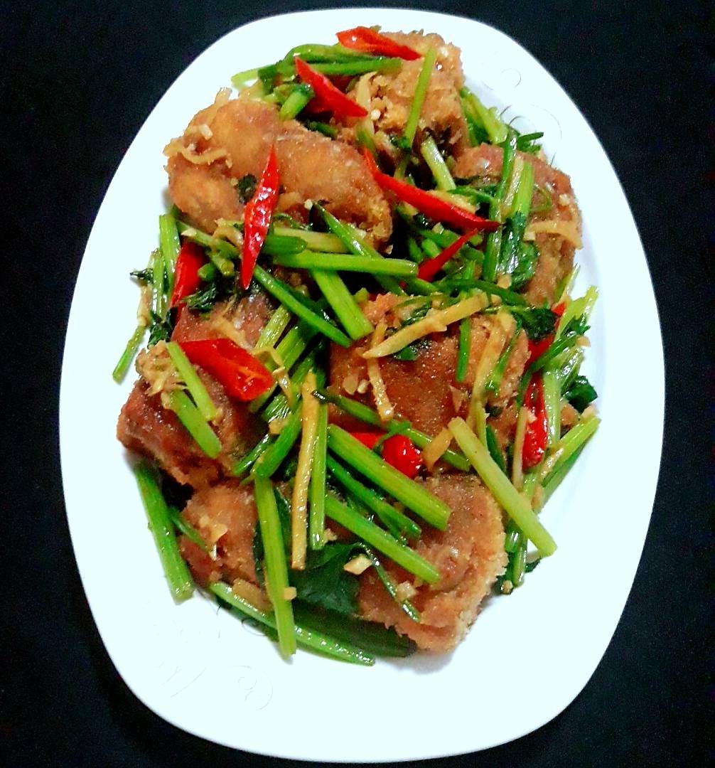 ปลากระป๋องทอดกรอบผัดขึ้นฉ่าย(คื่นช่าย)