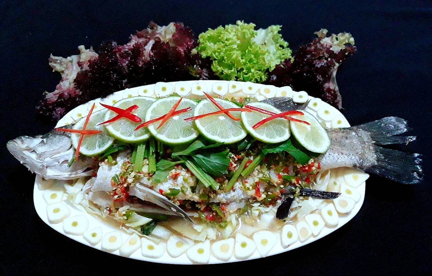 ปลากระพงนึ่งมะนาว Pla Neung Manao 