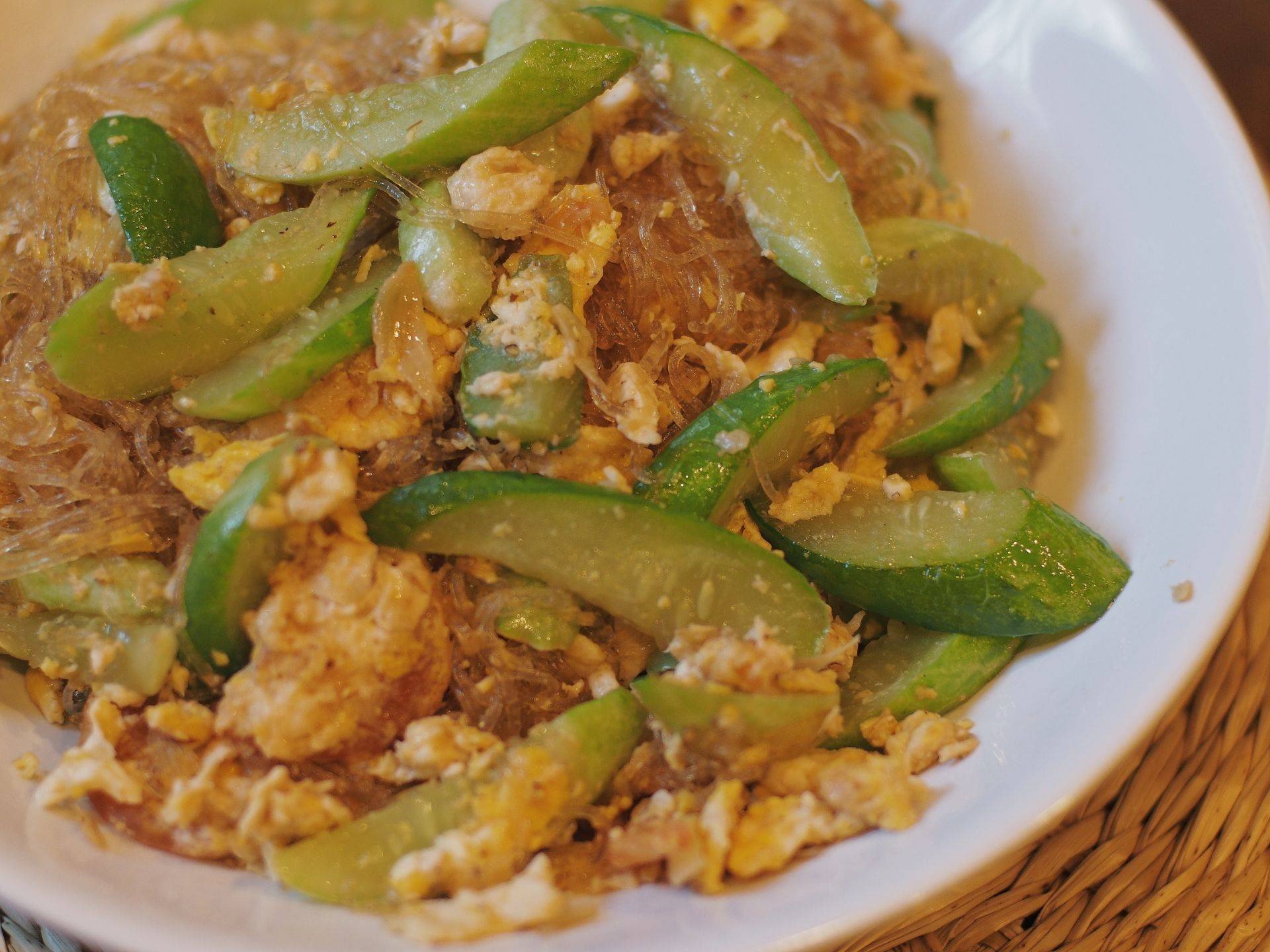 แตงกวาผัดไข่ใส่วุ้นเส้น