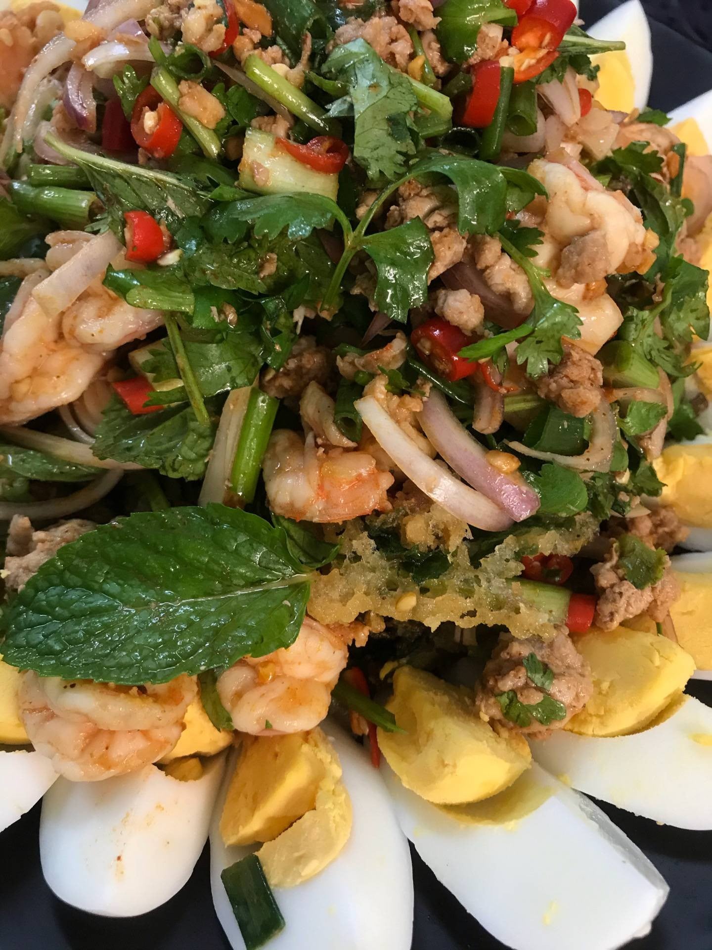 ยำผักบุ้งกรอบกุ้งสดไข่ต้ม