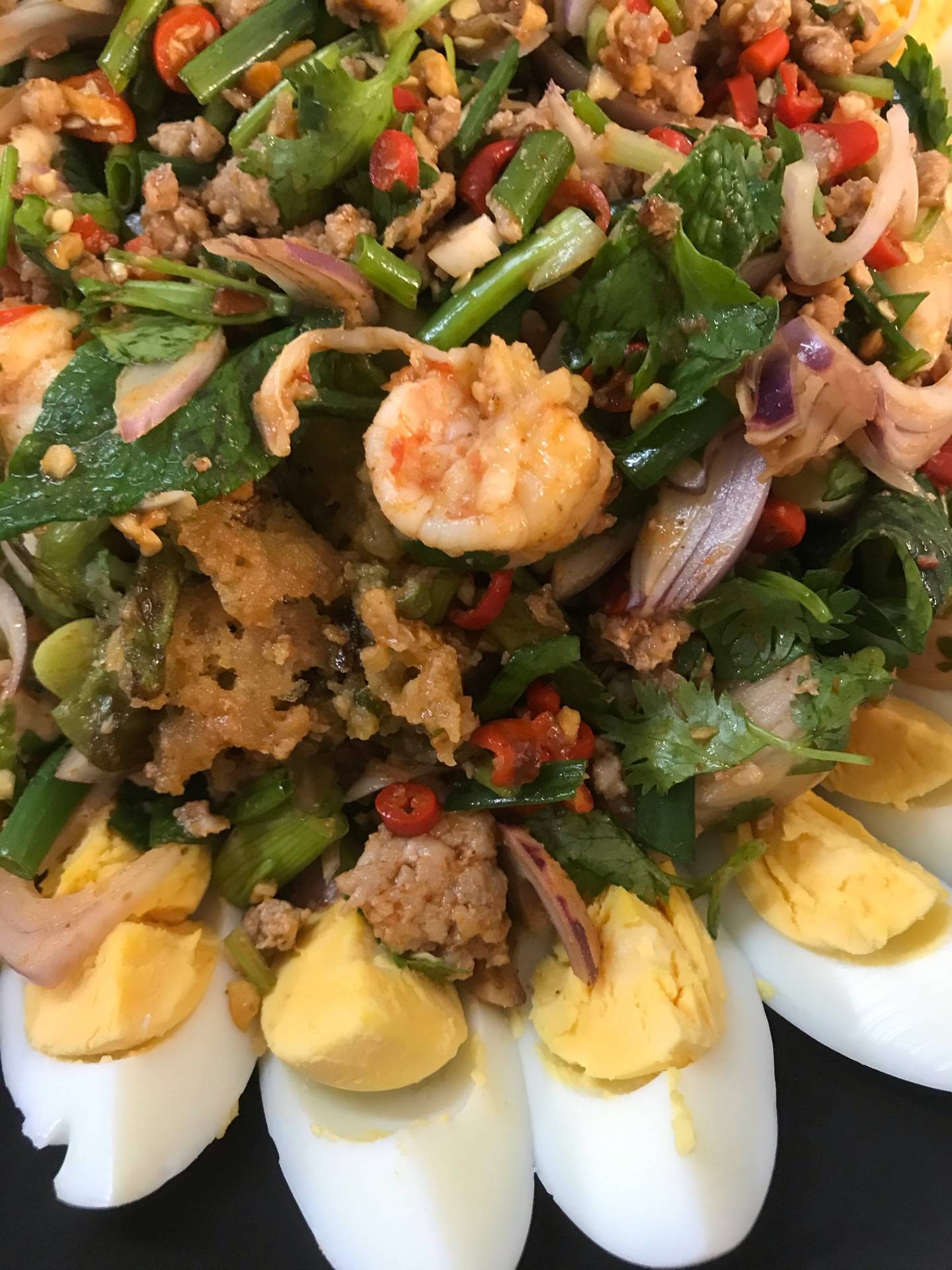 ยำผักบุ้งกรอบกุ้งสดไข่ต้ม