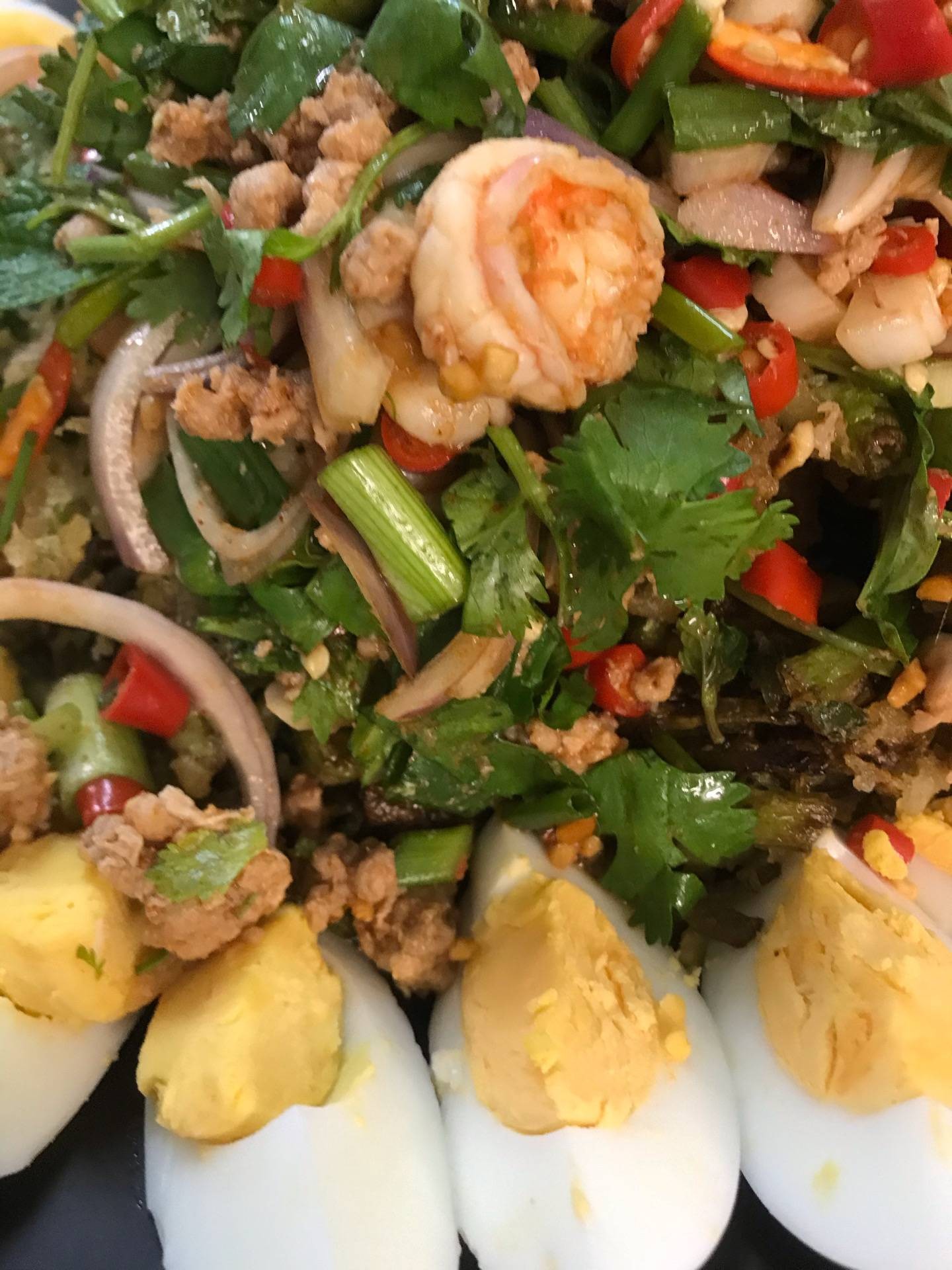 ยำผักบุ้งกรอบกุ้งสดไข่ต้ม