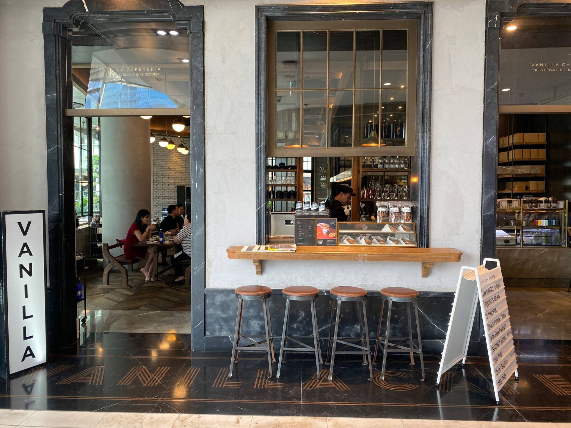 Vanilla Cafeteria EmQuartier