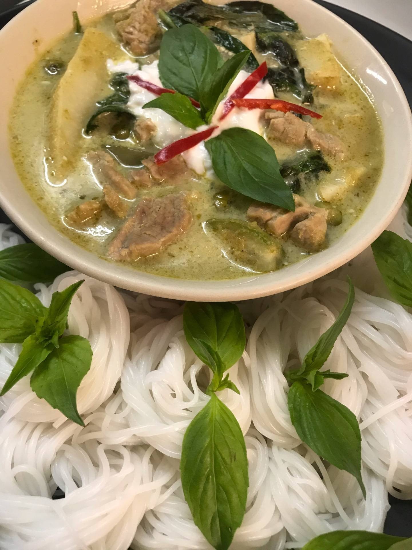 แกงเขียวหวานหมูยอดมะพร้าวอ่อน 
