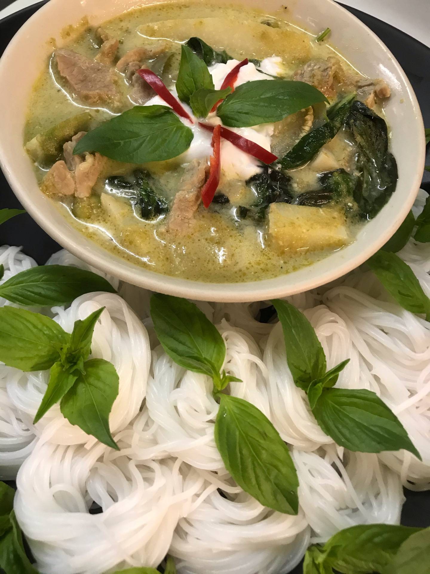 แกงเขียวหวานหมูยอดมะพร้าวอ่อน 
