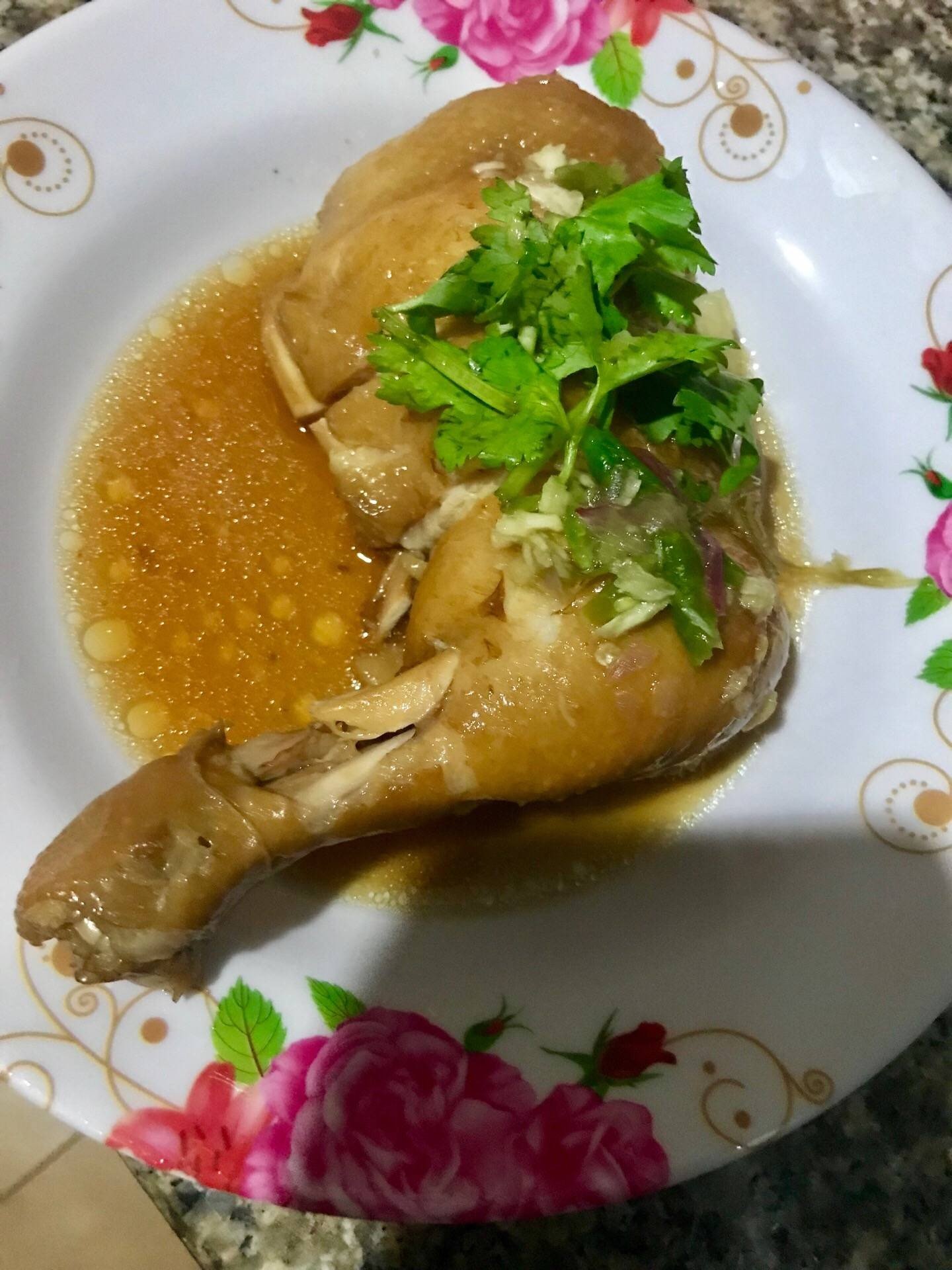 น่องไก่ติดสะโพกต้มน้ำปลา