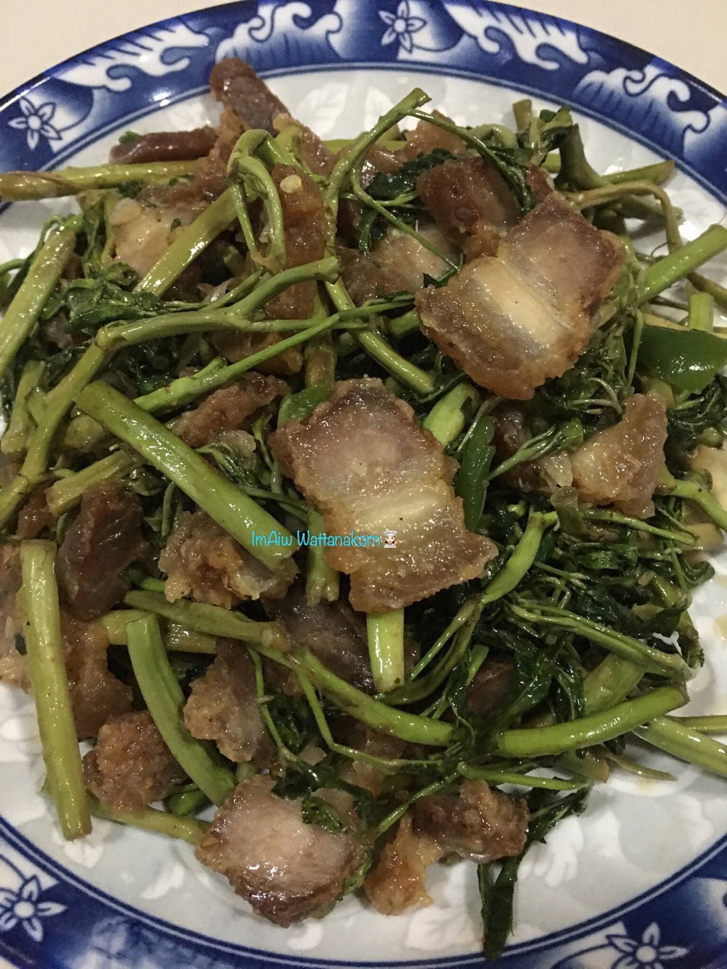 “ผัดผักกระเฉดหมูกรอบ”