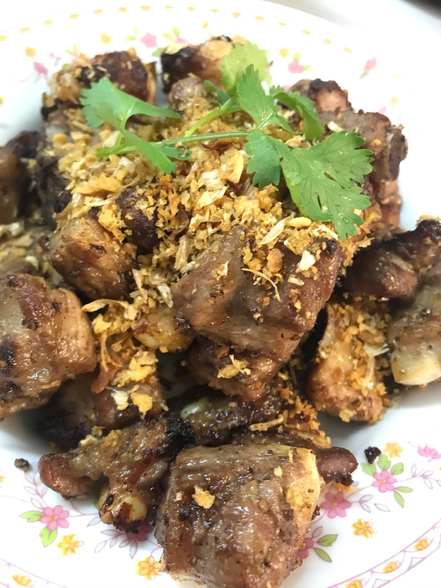 ซี่โครงอ่อนทอดกระเทียมพริกไทย 