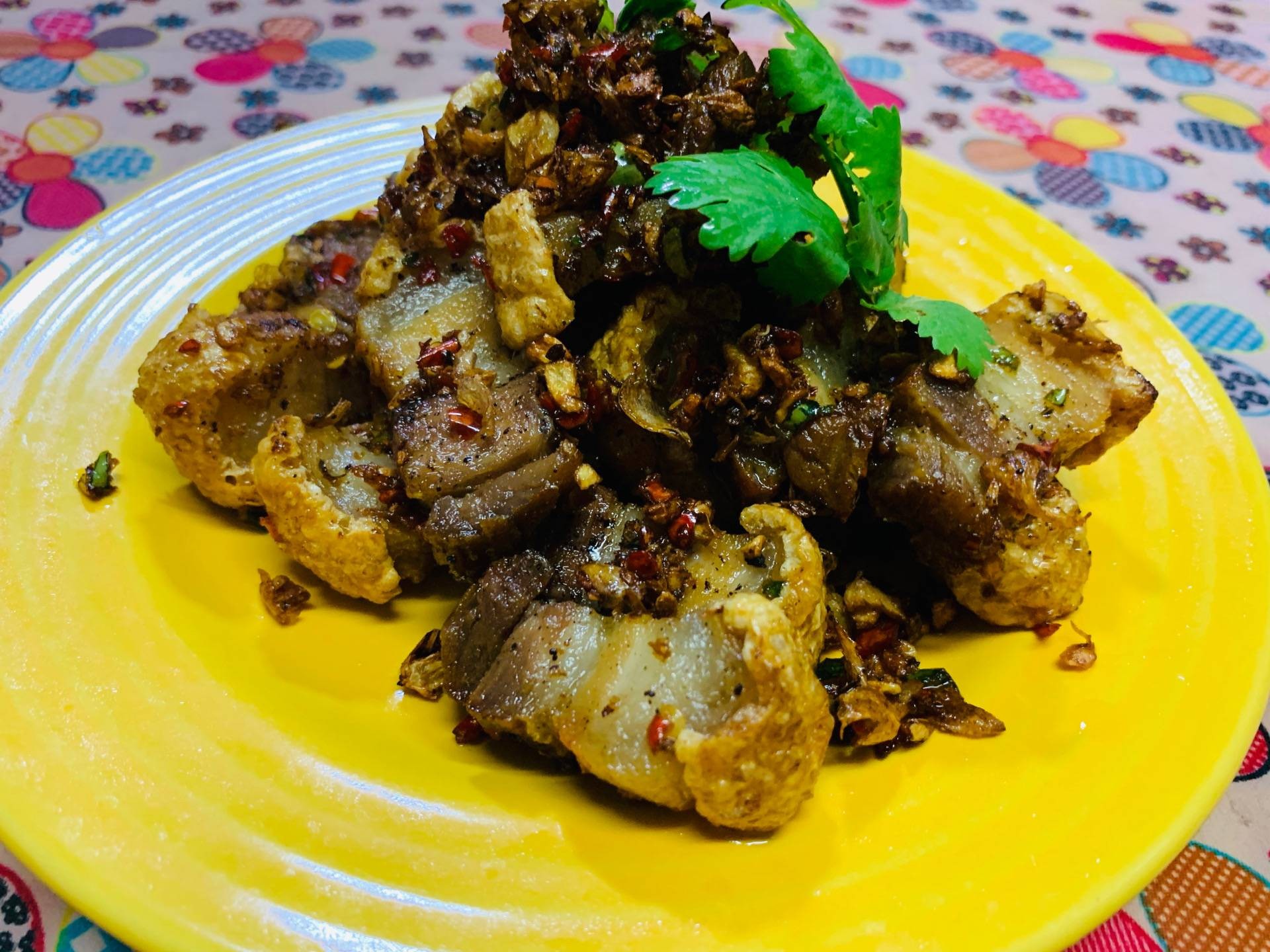 หมูกรอบผัดพริกกระเทียม