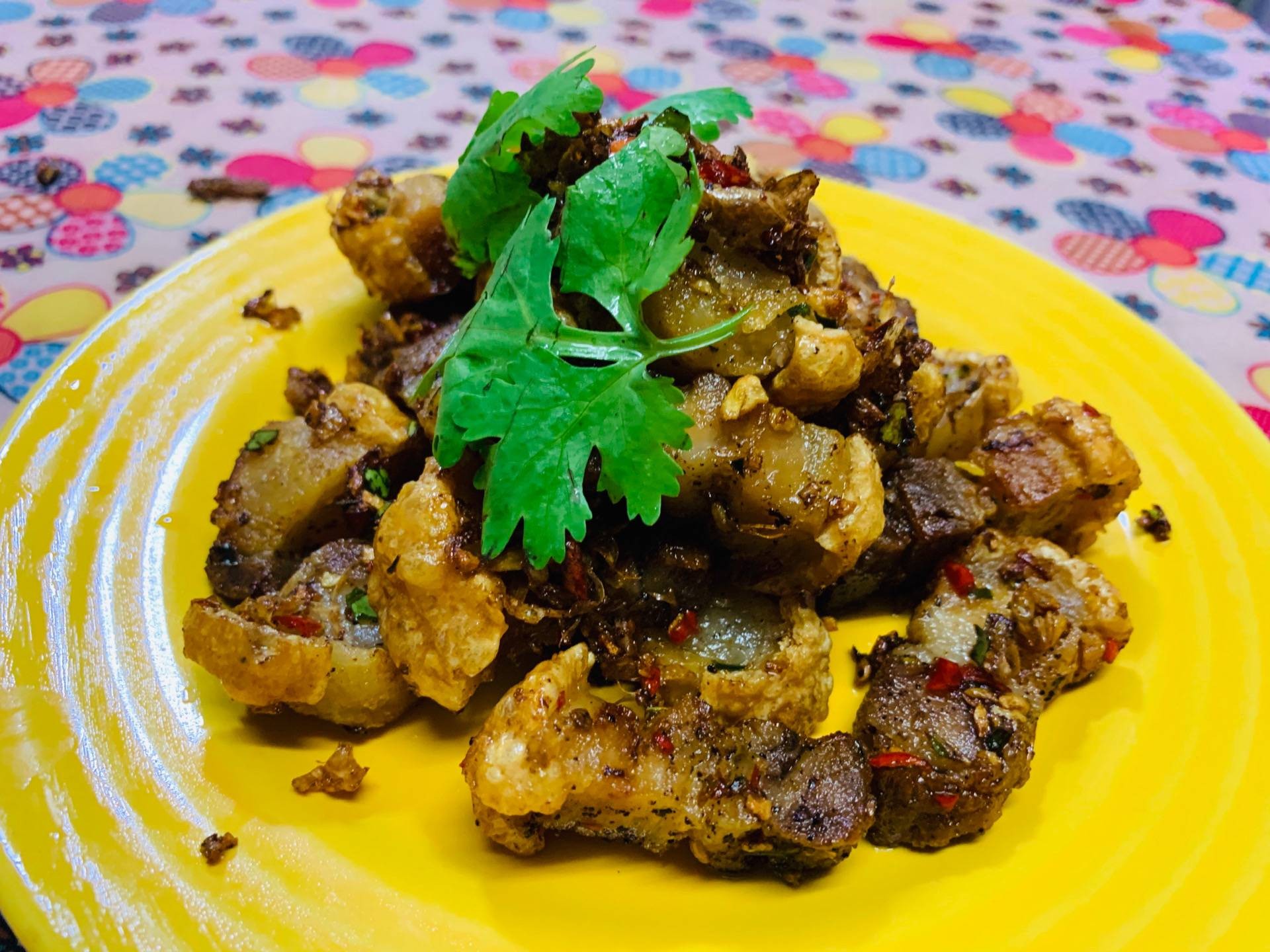 หมูกรอบผัดพริกกระเทียม