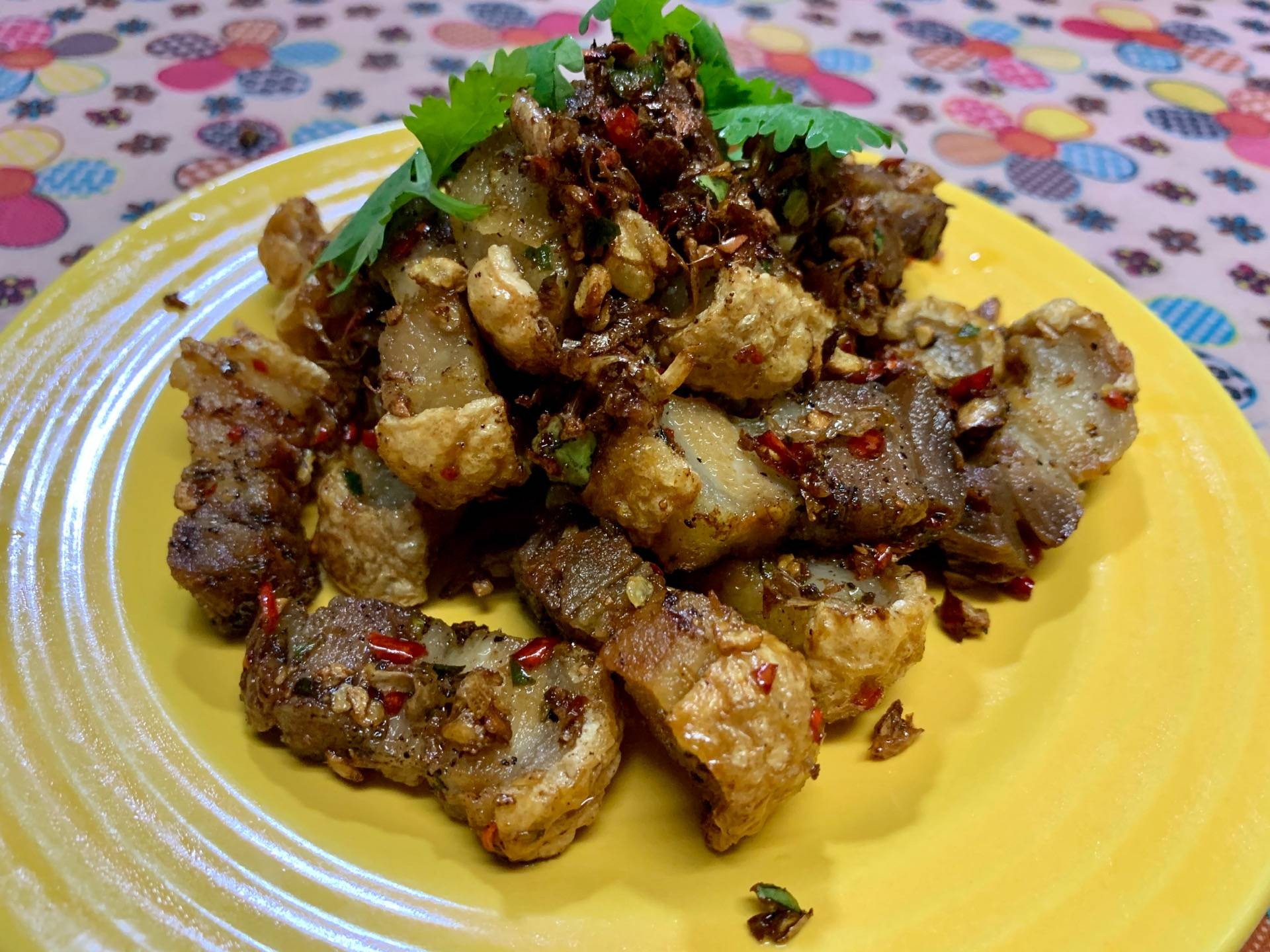 หมูกรอบผัดพริกกระเทียม