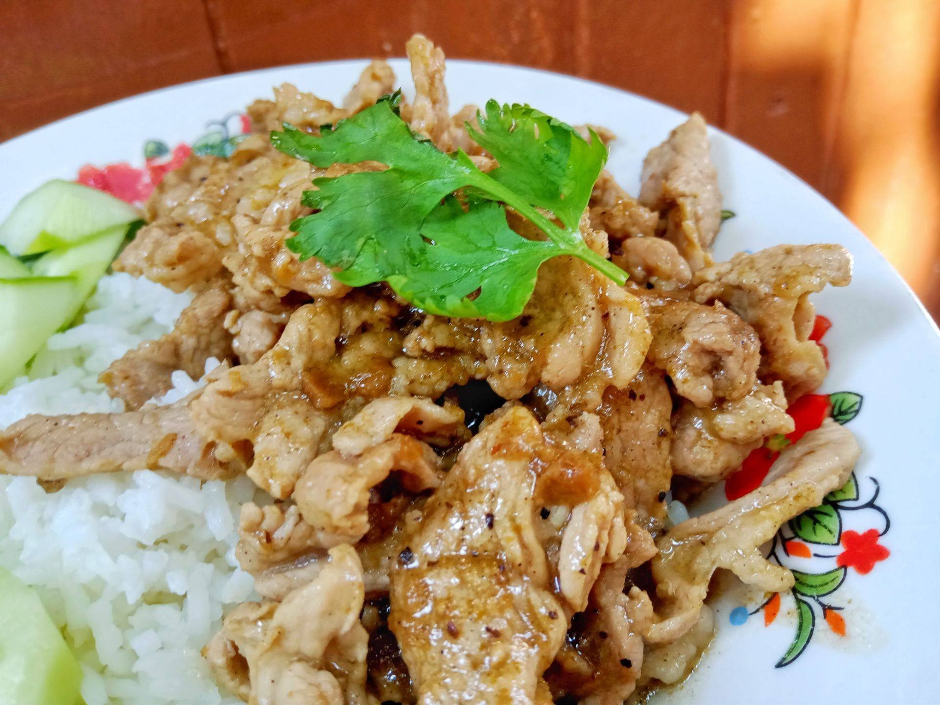 ข้าวหมูกระเทียมพริกไทย