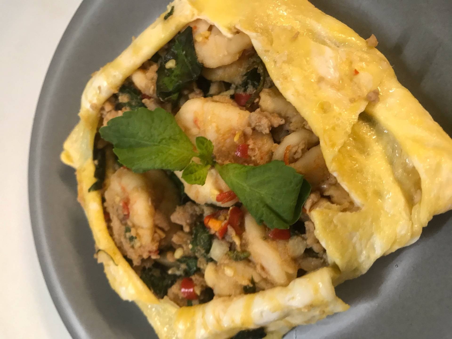 กะเพรากุ้งห่อไข่ 