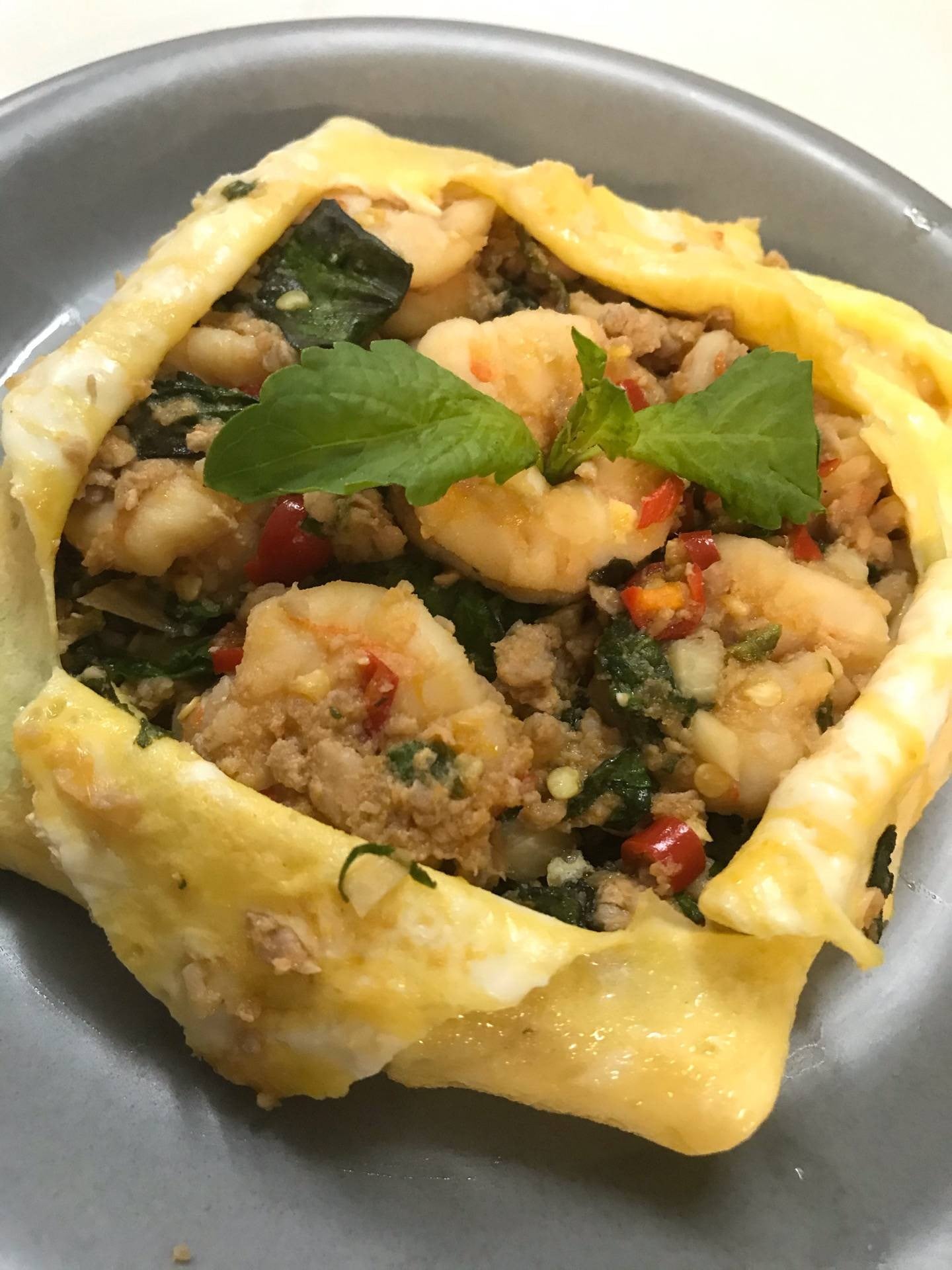 กะเพรากุ้งห่อไข่ 