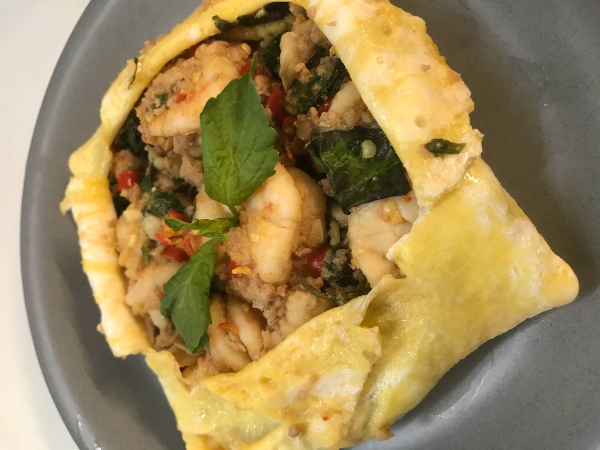 กะเพรากุ้งห่อไข่ 
