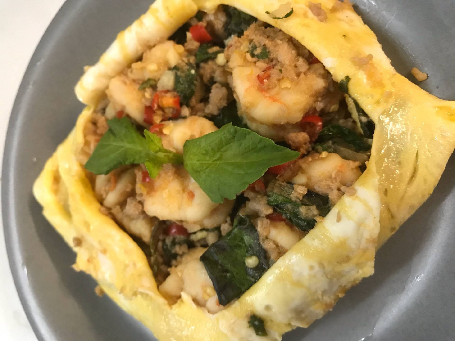 กะเพรากุ้งห่อไข่ 