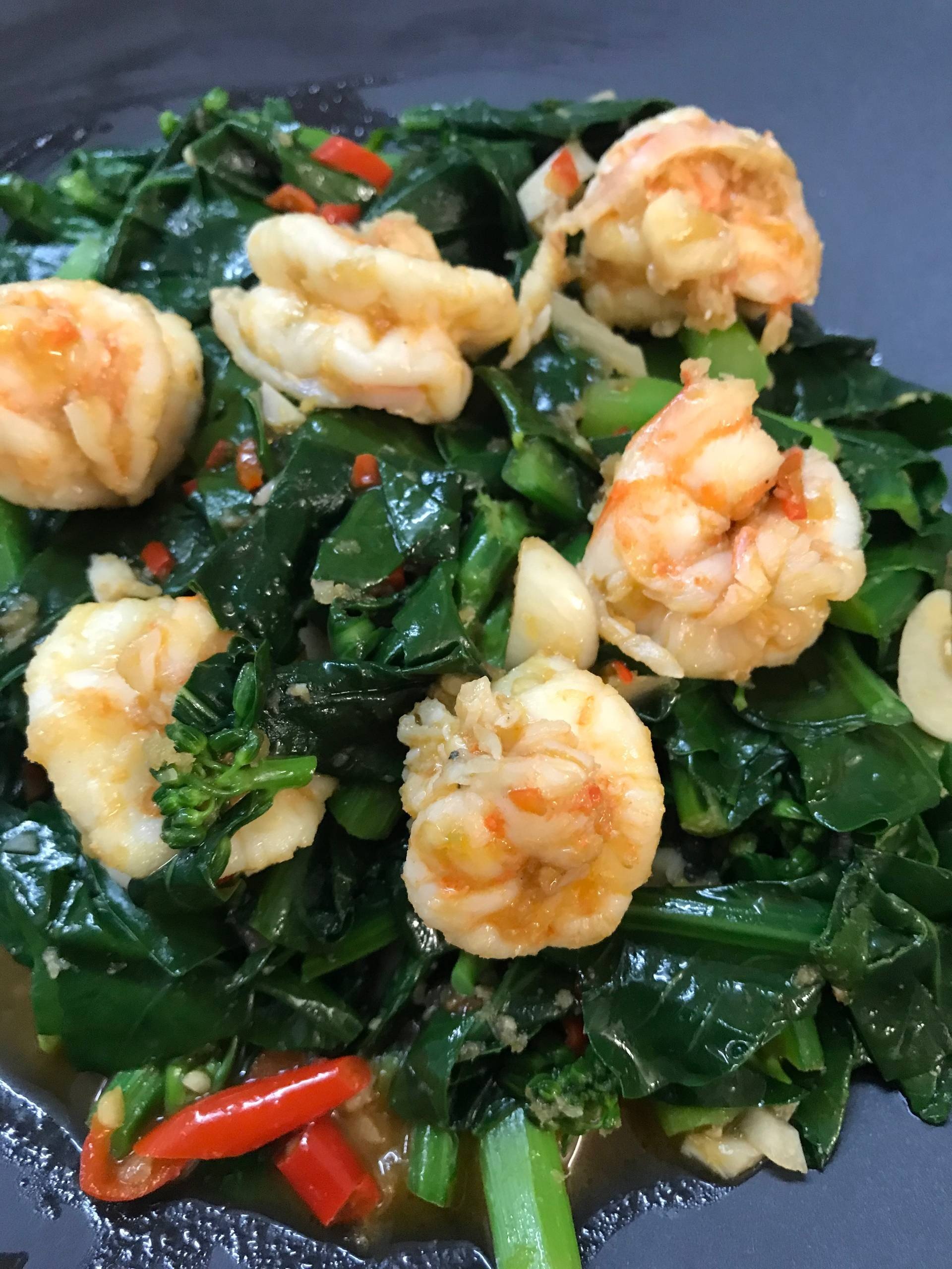 ผัดคะน้าฮ่องกงกุ้งสด