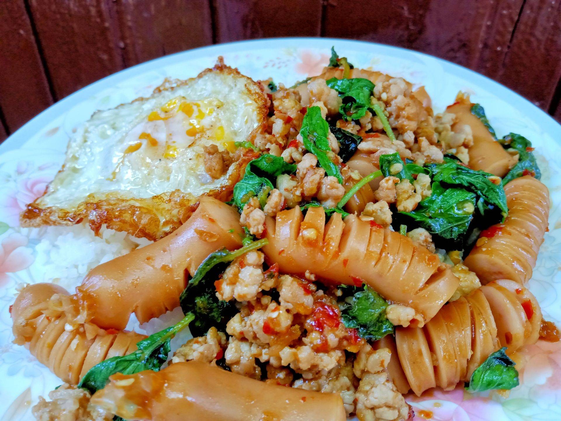 กะเพราไส้กรอก 🌶️