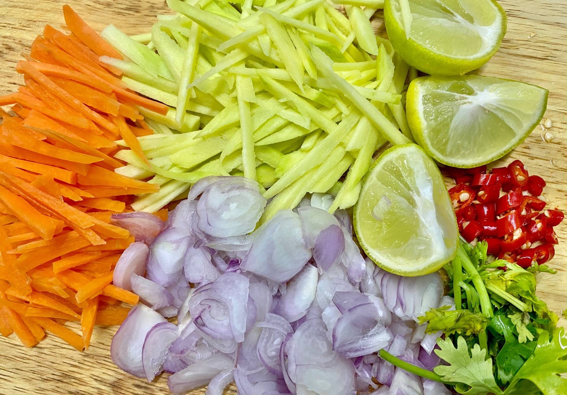 ยำมะม่วง ปลาอินทรีย์แดดเดียวทอด 