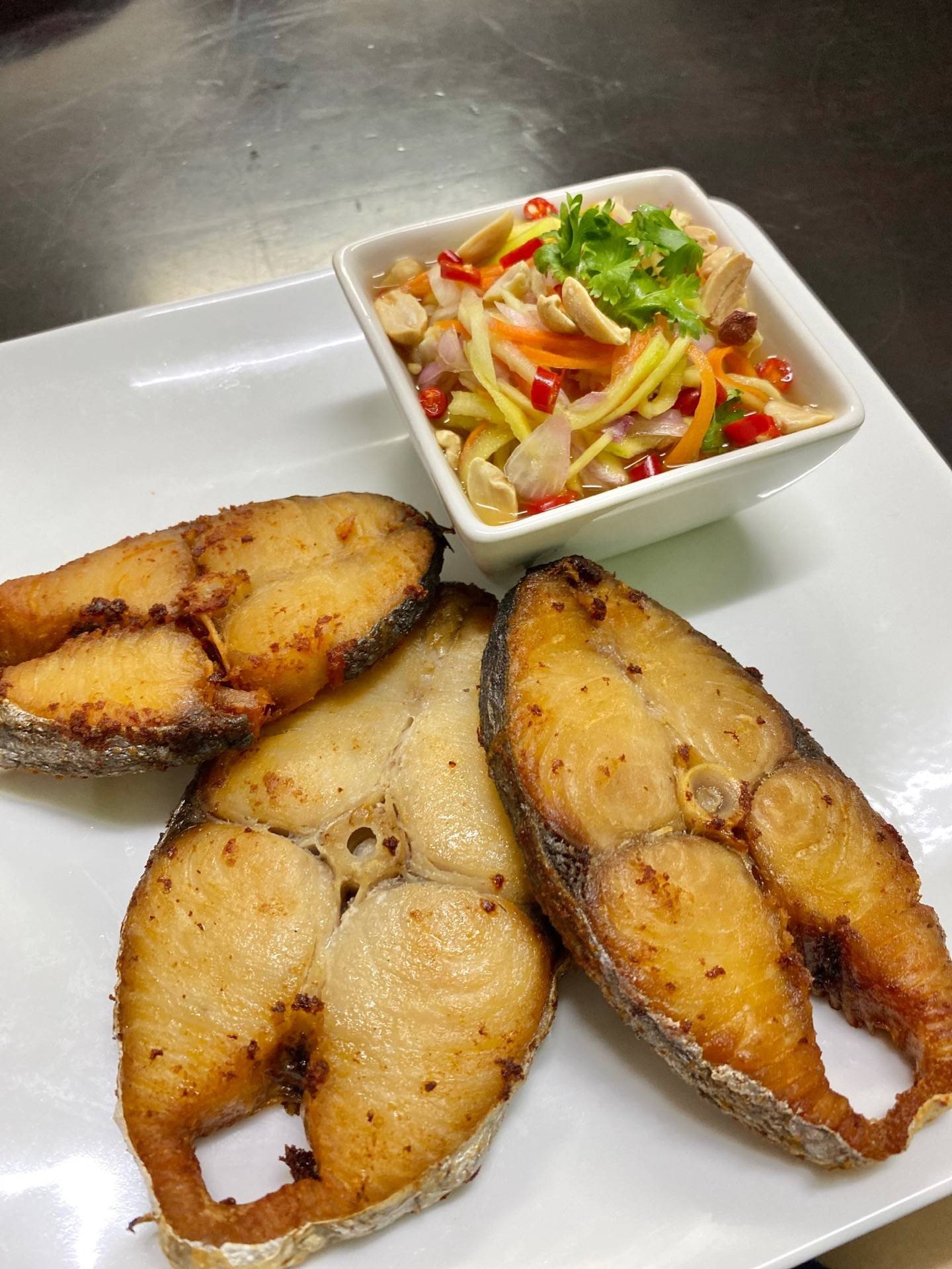 ยำมะม่วง ปลาอินทรีย์แดดเดียวทอด 