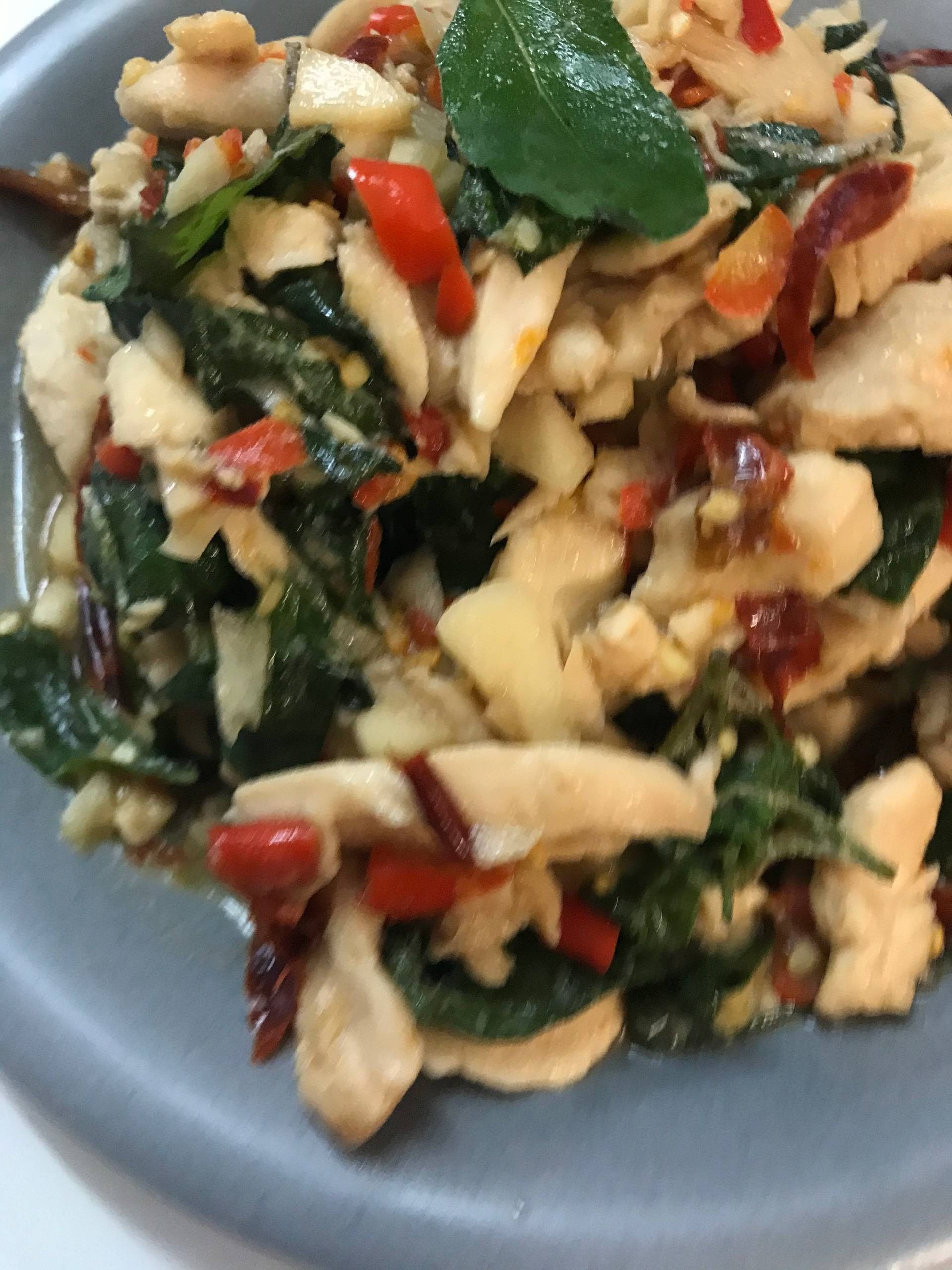 กะเพราไก่ผัดพริกแห้ง 