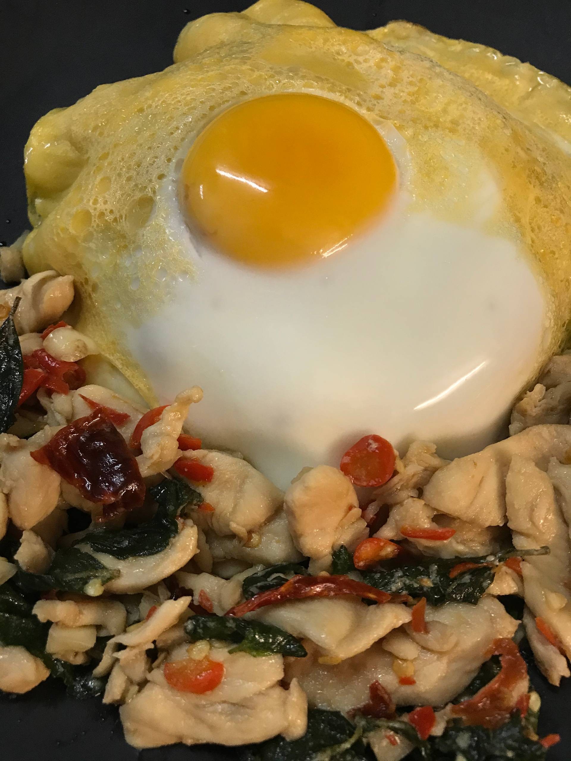 ข้าวกะเพราไก่ผัดพริกแห้ง ไข่สองใจ 💕