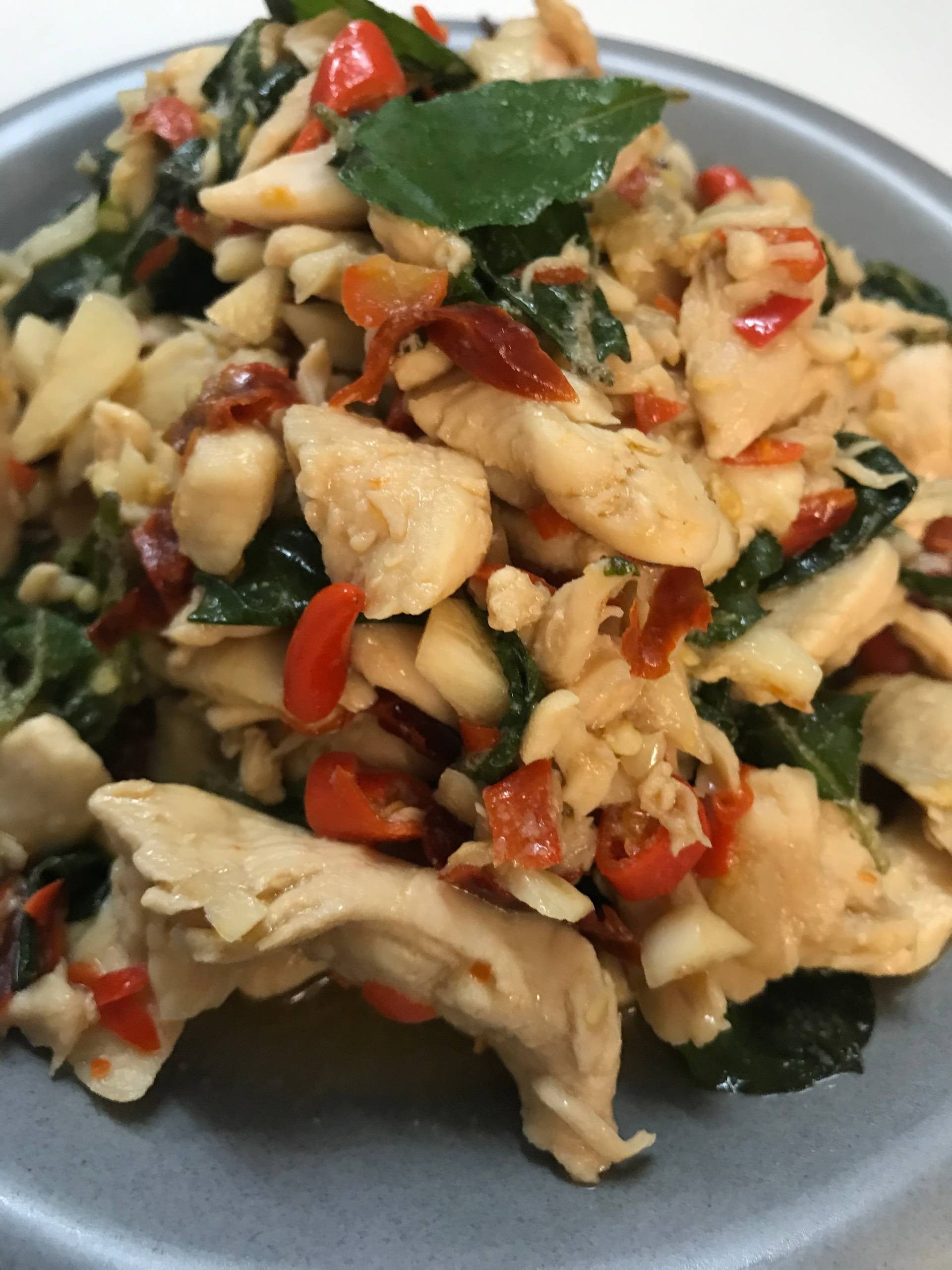 กะเพราไก่ผัดพริกแห้ง 