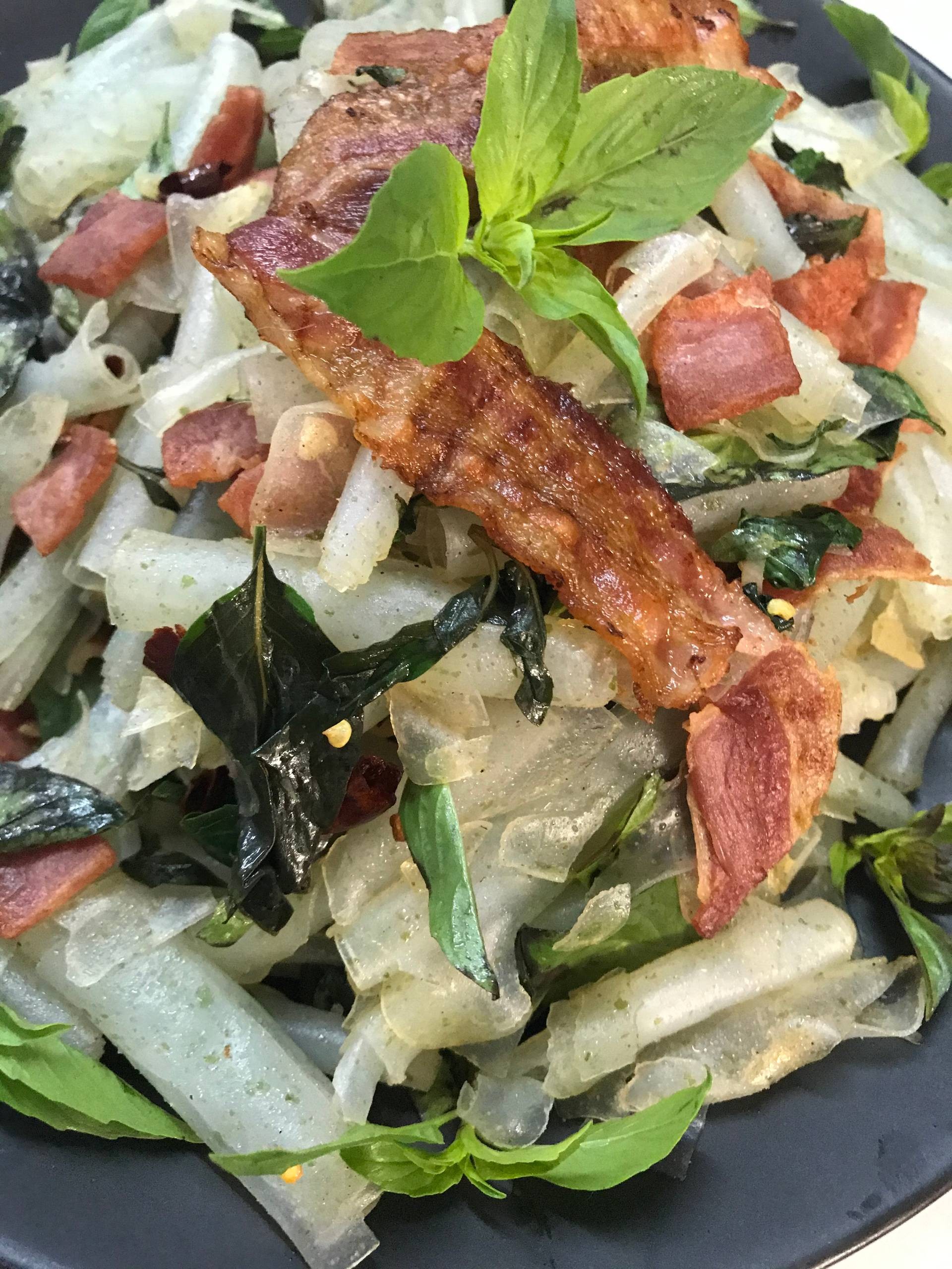 เซี่ยงไฮ้ผัดเบคอน แฮม พริกแห้ง